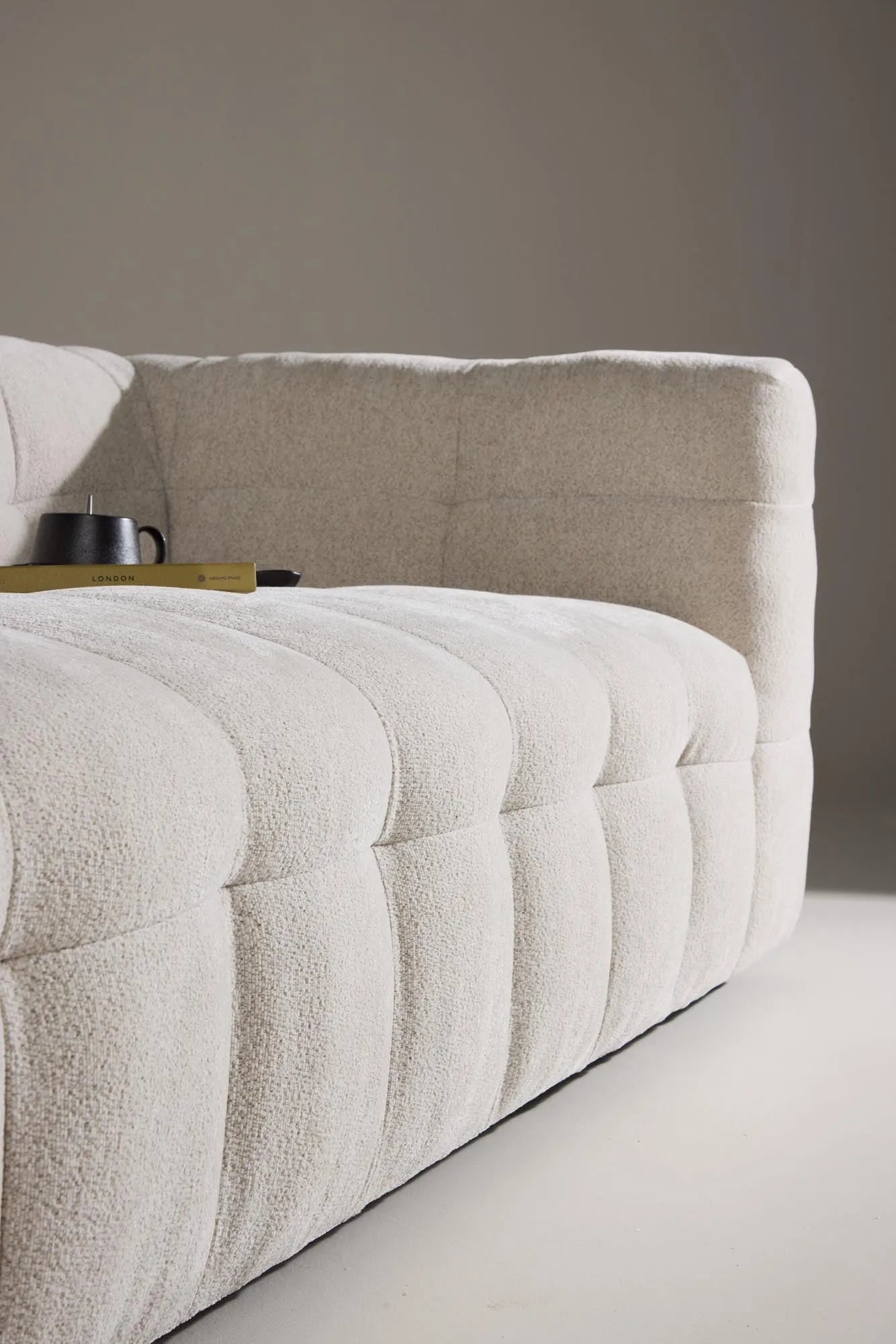 Malou 3-Sitzer Sofa in Beige präsentiert im Onlineshop von KAQTU Design AG. 3er Sofa ist von Venture Home