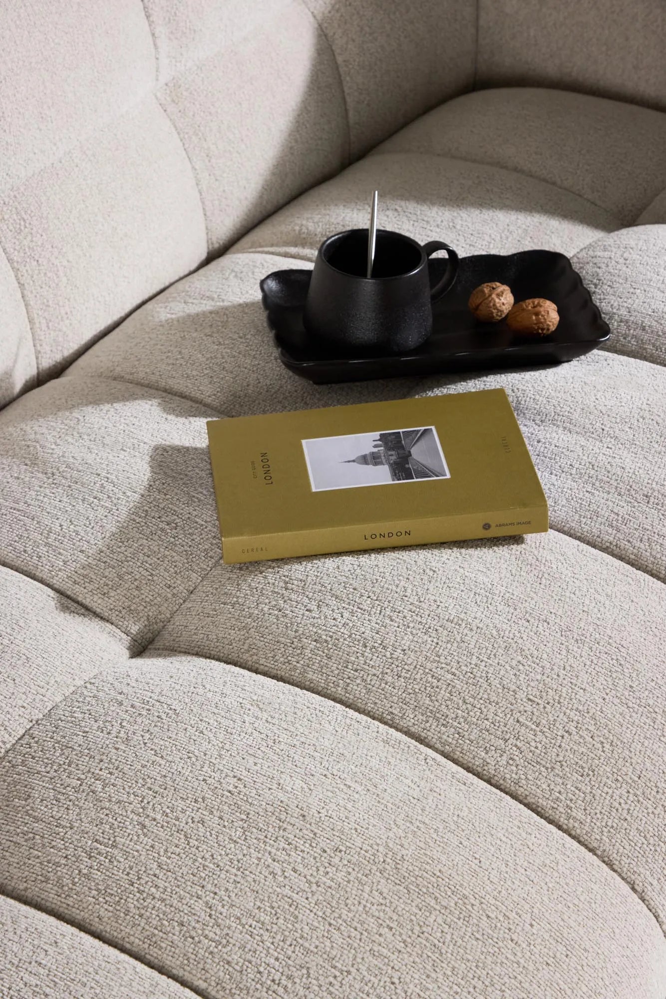 Malou 3-Sitzer Sofa in Beige präsentiert im Onlineshop von KAQTU Design AG. 3er Sofa ist von Venture Home