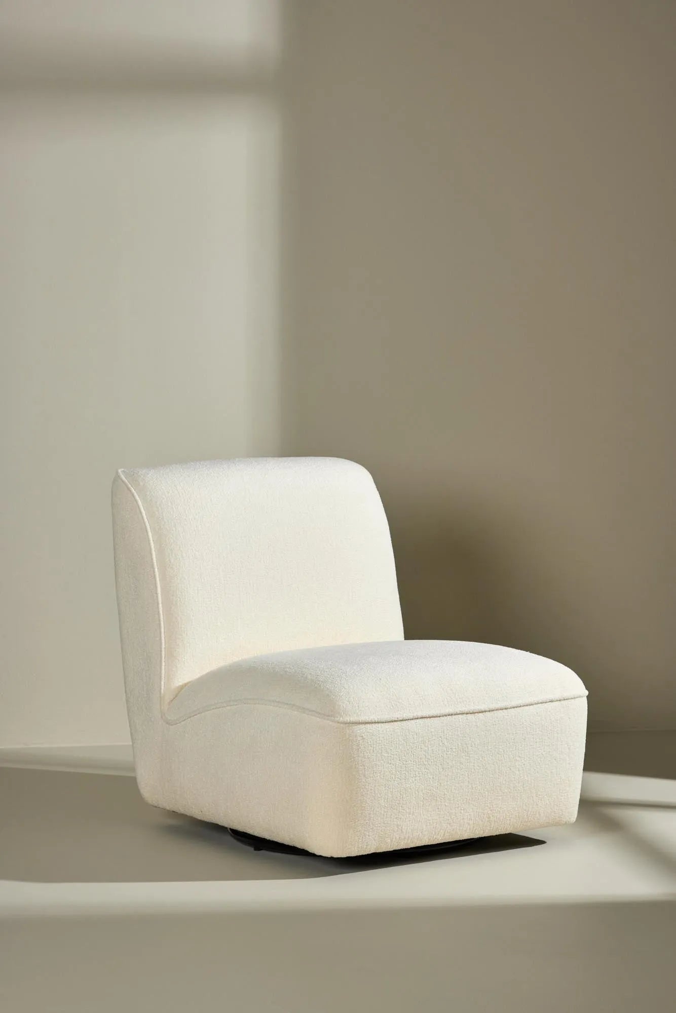 My Loungesessel in White präsentiert im Onlineshop von KAQTU Design AG. Sessel ist von Venture Home