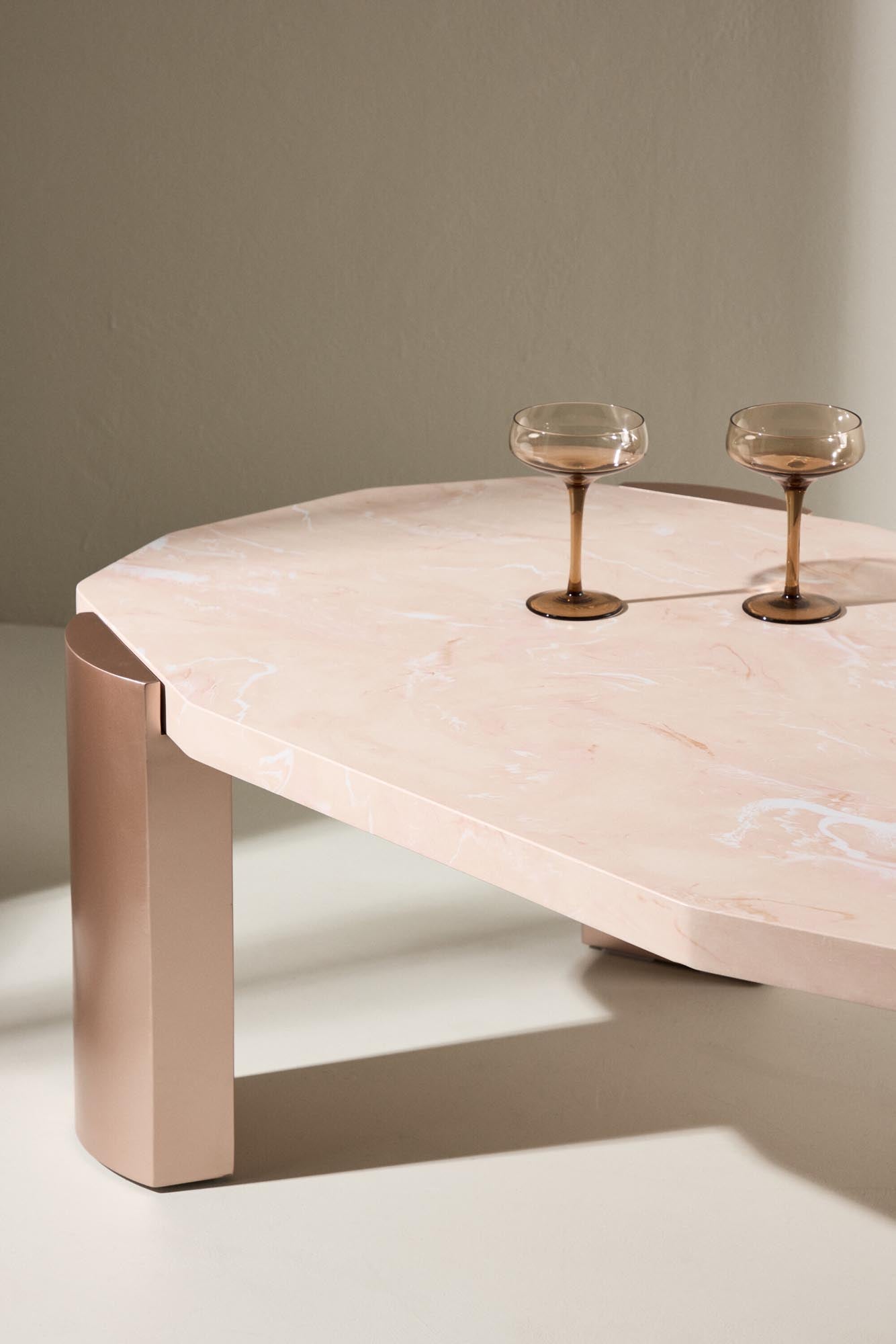 Kres Sofatisch 125x70.5 in Gold/ Rosa/Marmoroptik präsentiert im Onlineshop von KAQTU Design AG. Beistelltisch ist von Venture Home