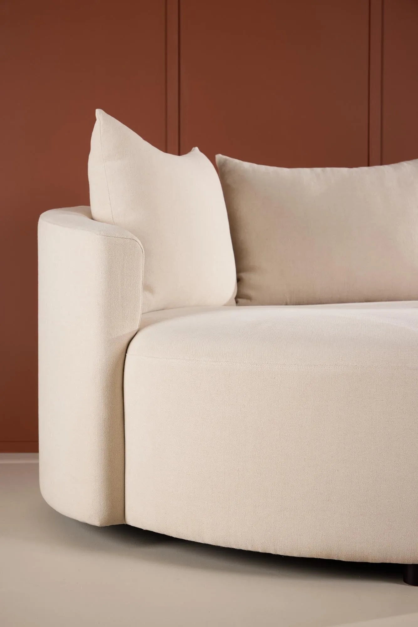 Kelso 3-Sitzer Sofa in Beige präsentiert im Onlineshop von KAQTU Design AG. 3er Sofa ist von Venture Home