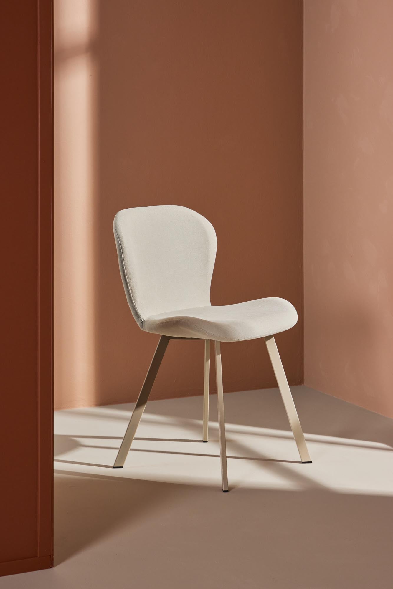 Lilja Esszimmerstuhl in Beige präsentiert im Onlineshop von KAQTU Design AG. Stuhl ist von Venture Home