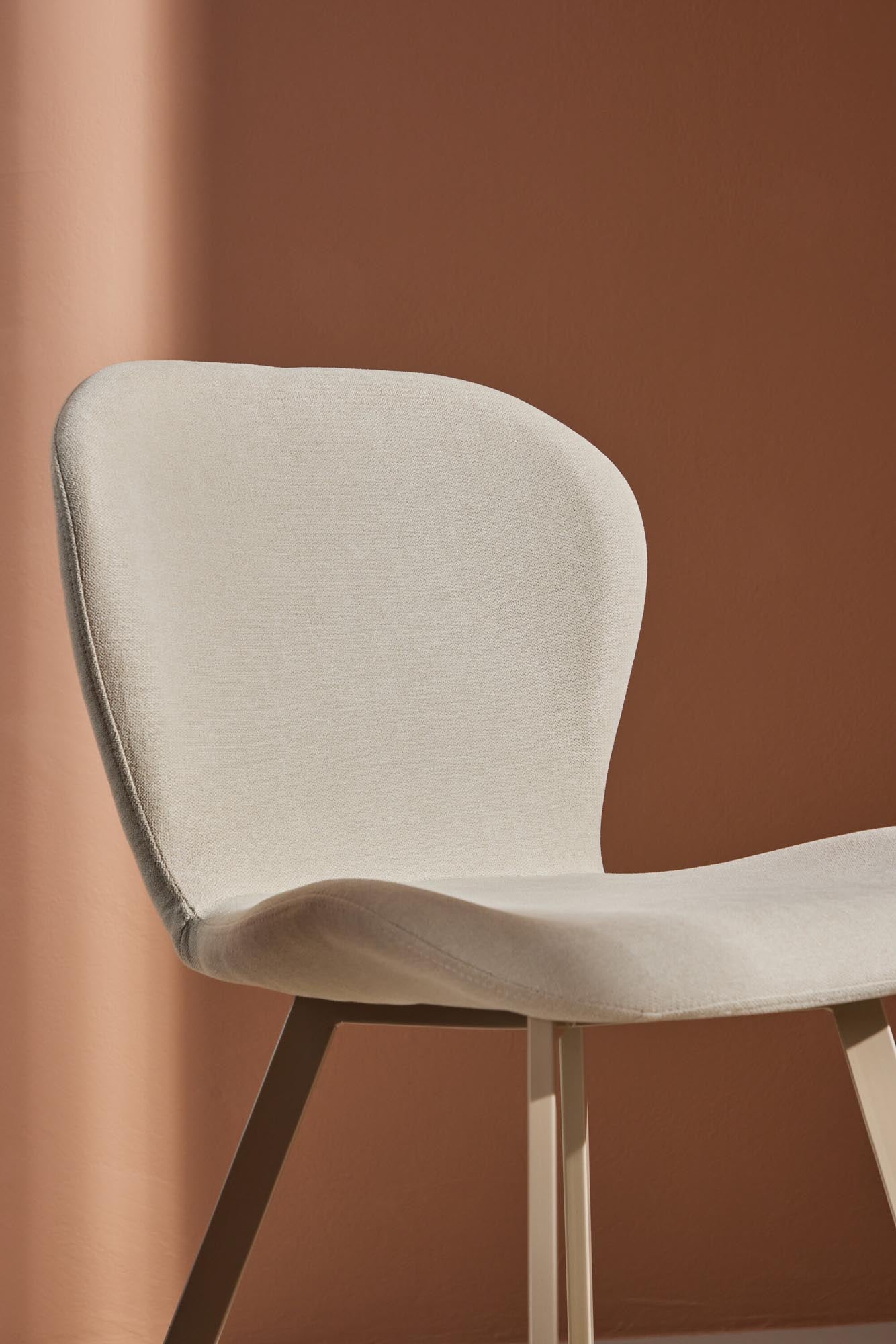 Lilja Esszimmerstuhl in Beige präsentiert im Onlineshop von KAQTU Design AG. Stuhl ist von Venture Home