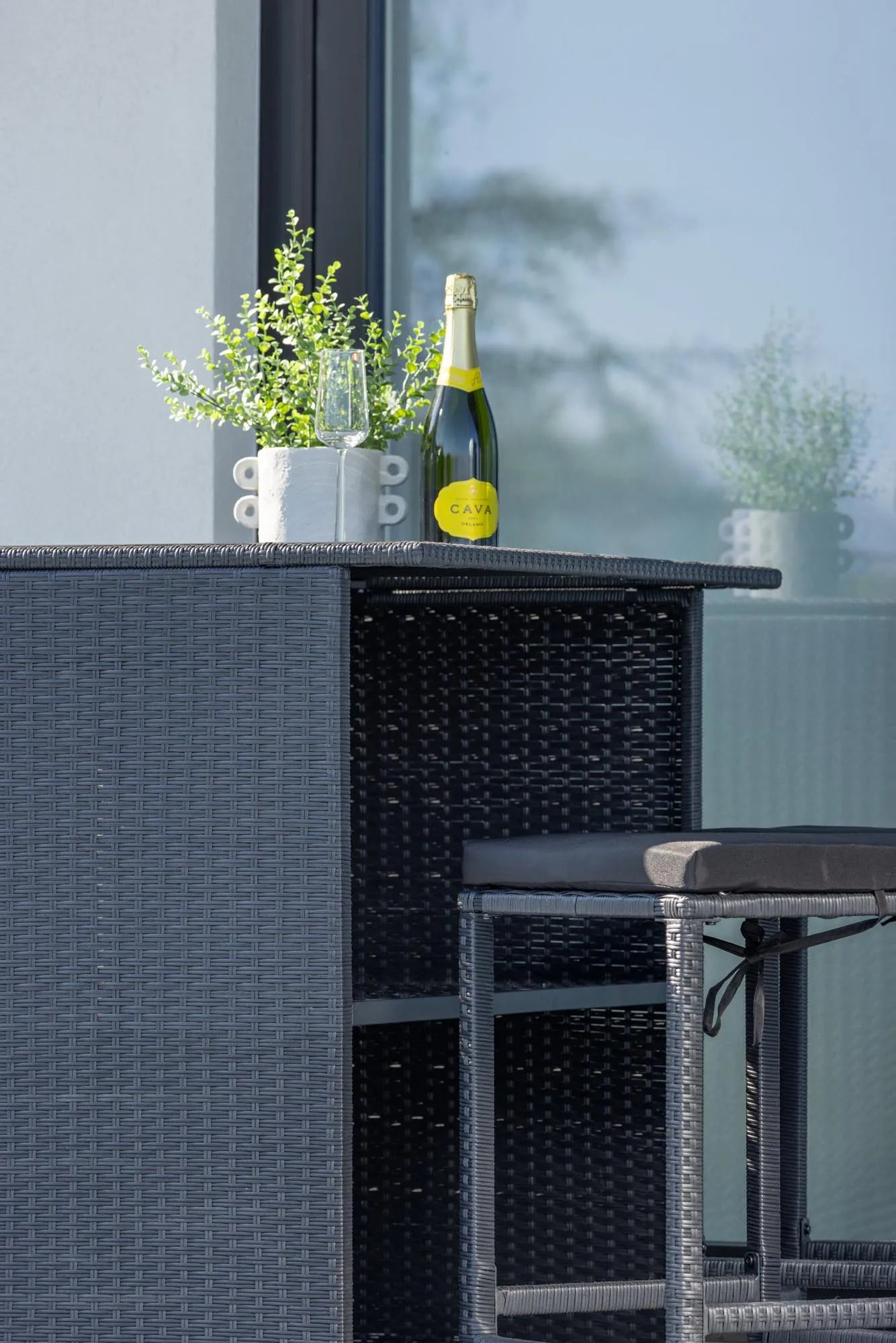 Knock Bar Set in Schwarz Schwarz präsentiert im Onlineshop von KAQTU Design AG. Loungeset ist von Venture Home