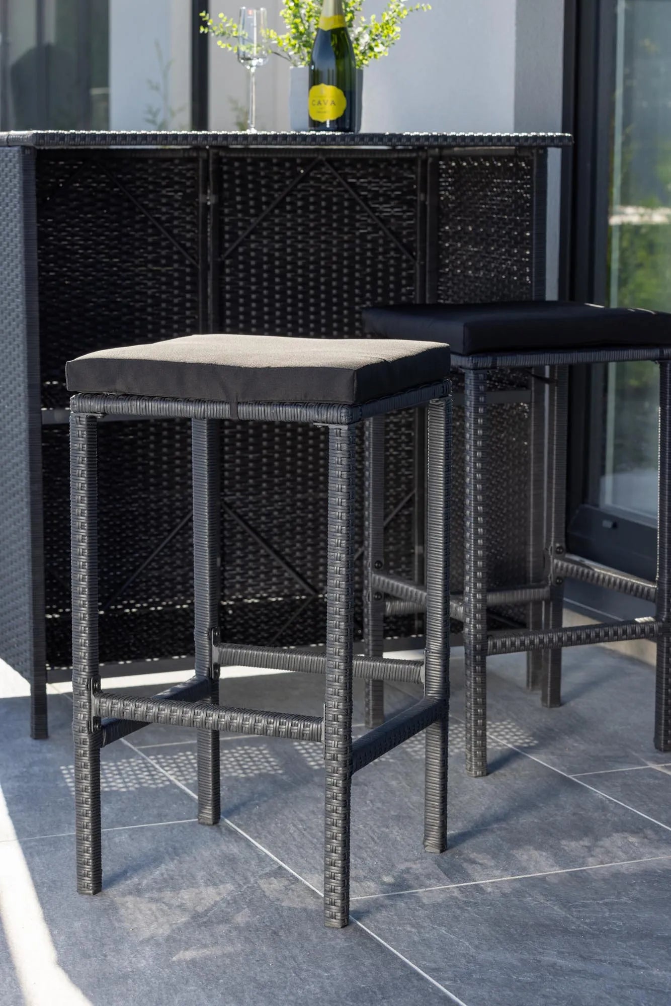 Knock Bar Set in Schwarz Schwarz präsentiert im Onlineshop von KAQTU Design AG. Loungeset ist von Venture Home