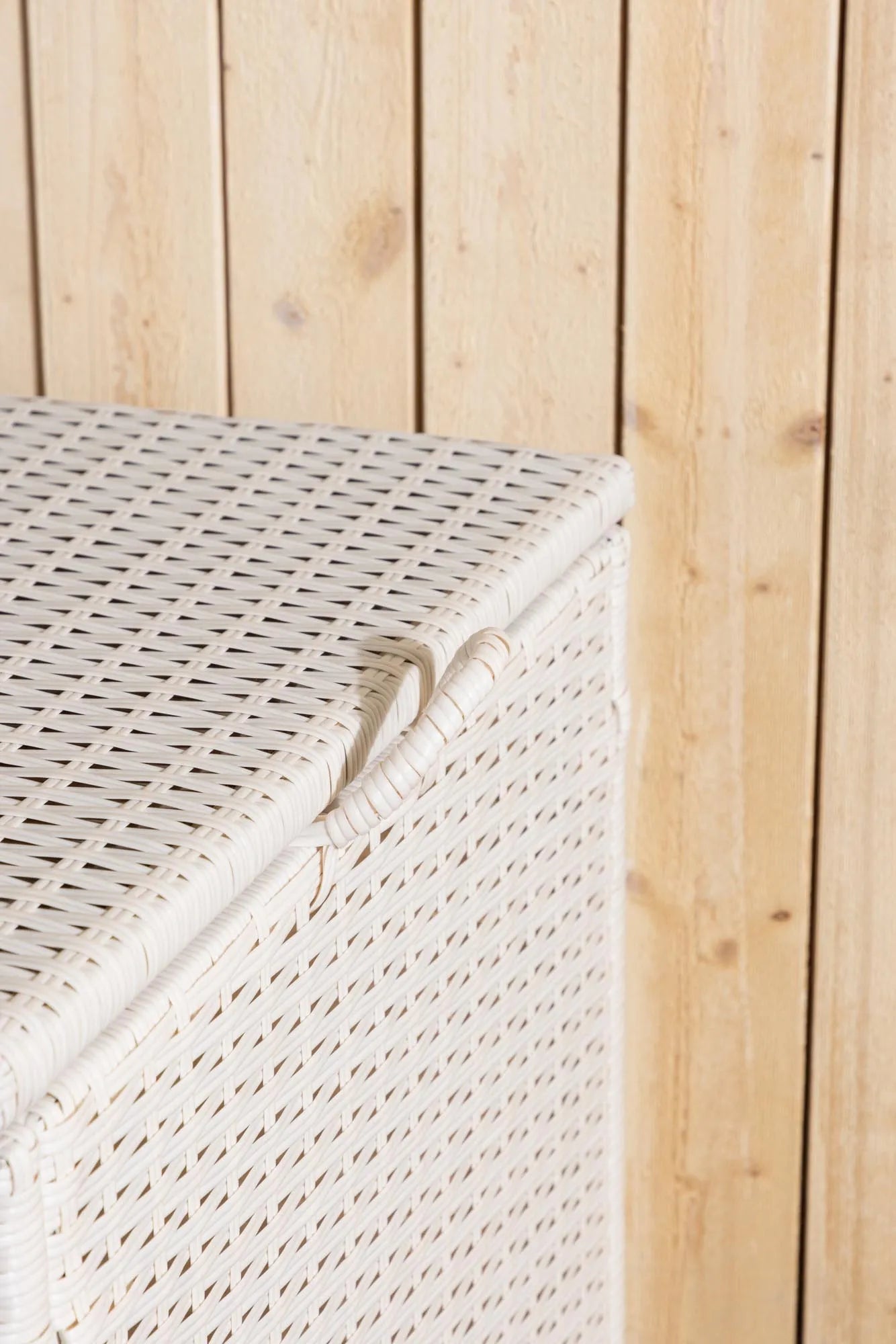 London Kissenbox in Weiss präsentiert im Onlineshop von KAQTU Design AG. Outdoor-Accessoire ist von Venture Home