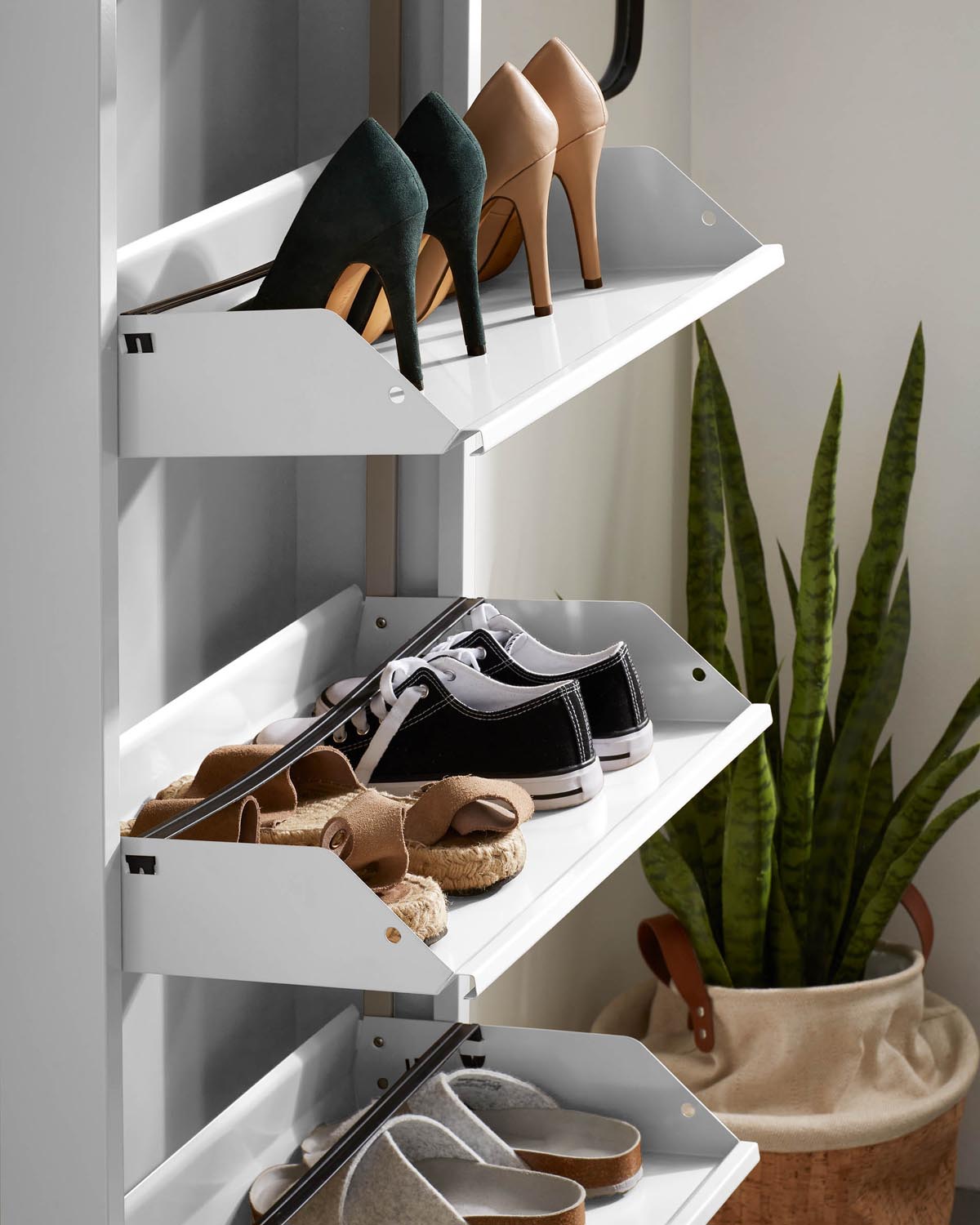 Ode Schuhschrank 50 x 168,5 cm 5-türig weiß in Weiß präsentiert im Onlineshop von KAQTU Design AG. Schuhschrank ist von Kave Home