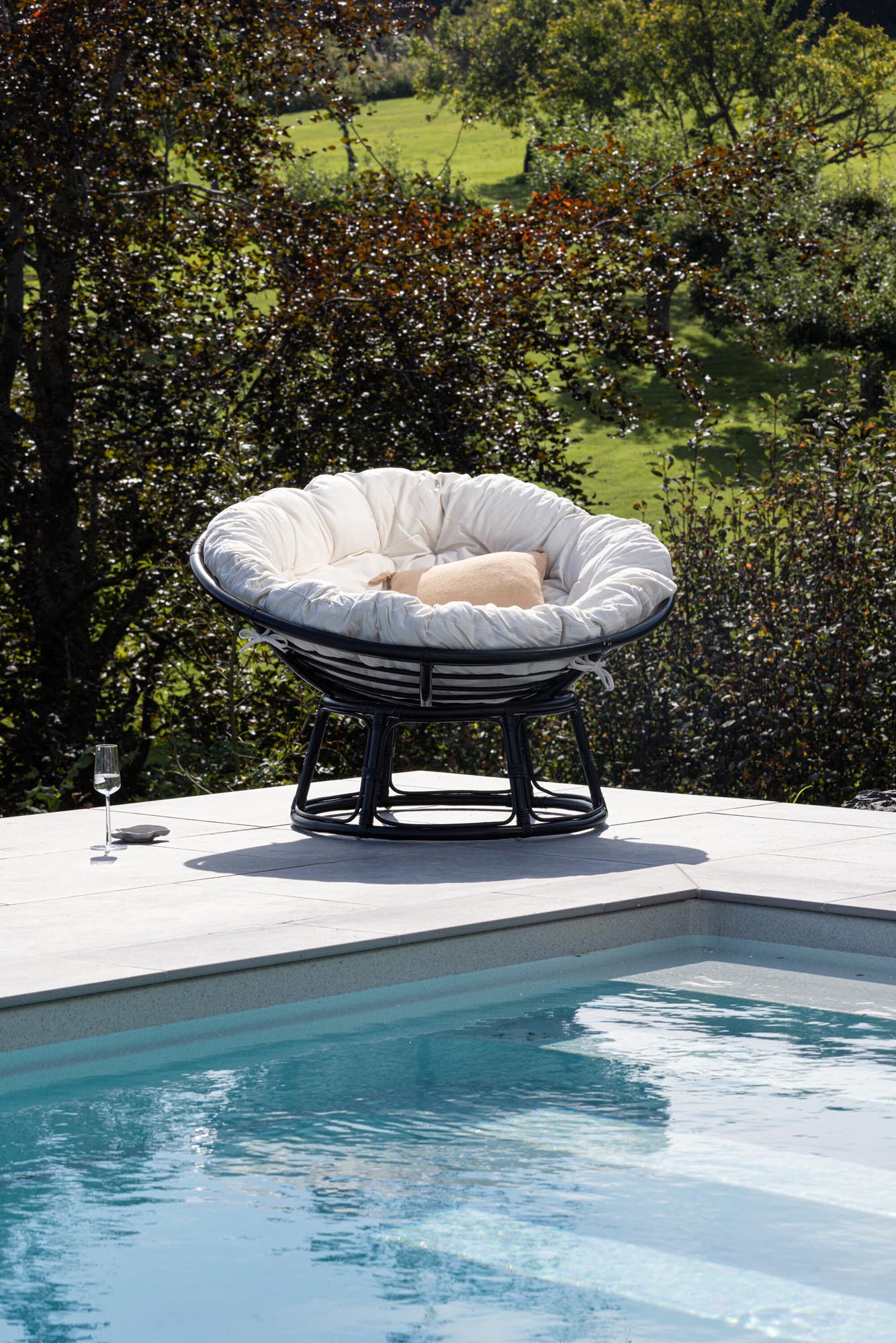 Der Bonnie Loungesessel: Eleganz und Komfort aus Rattan für stilvolles Entspannen im Freien.