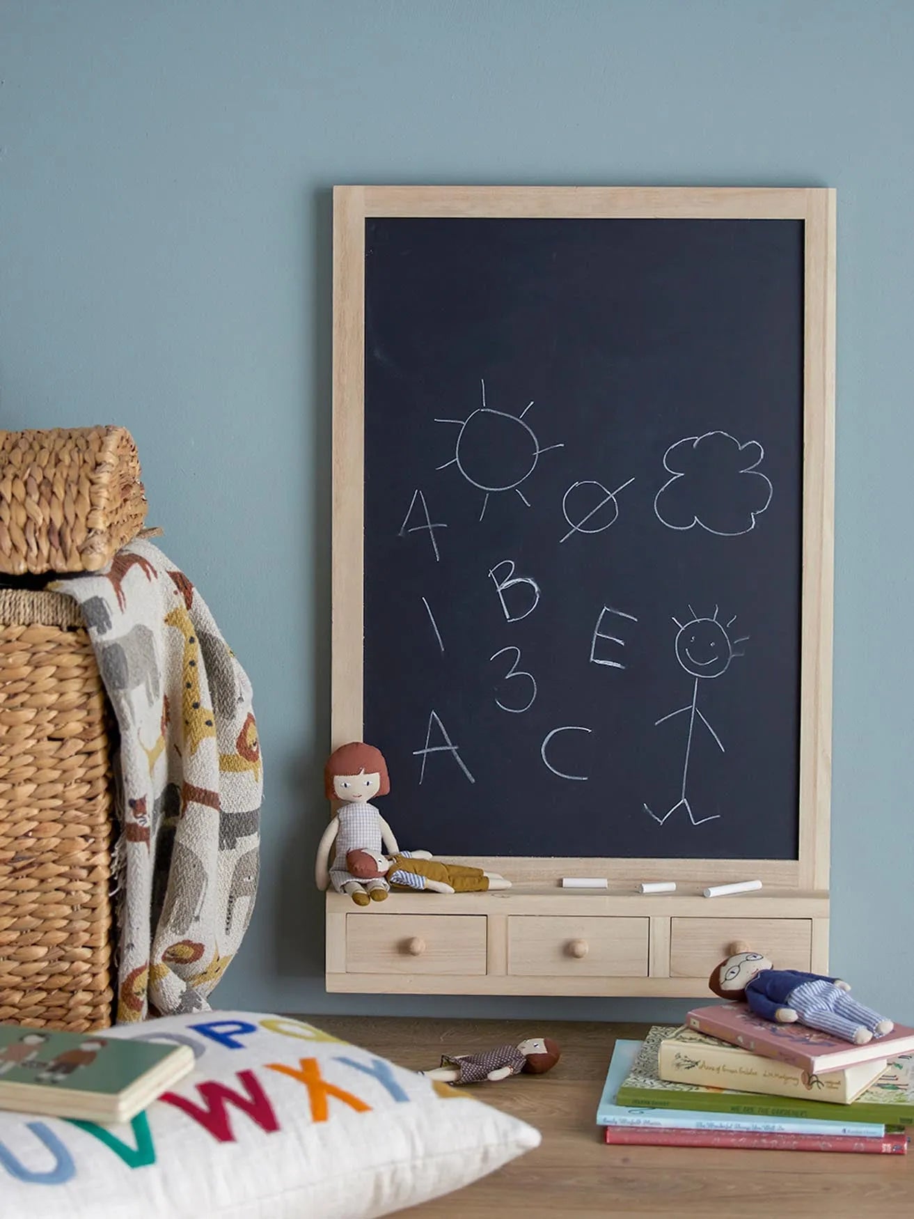 Higma Tafel aus Paulownia: Stilvolle Kinderzimmer-Deko von Bloomingville.