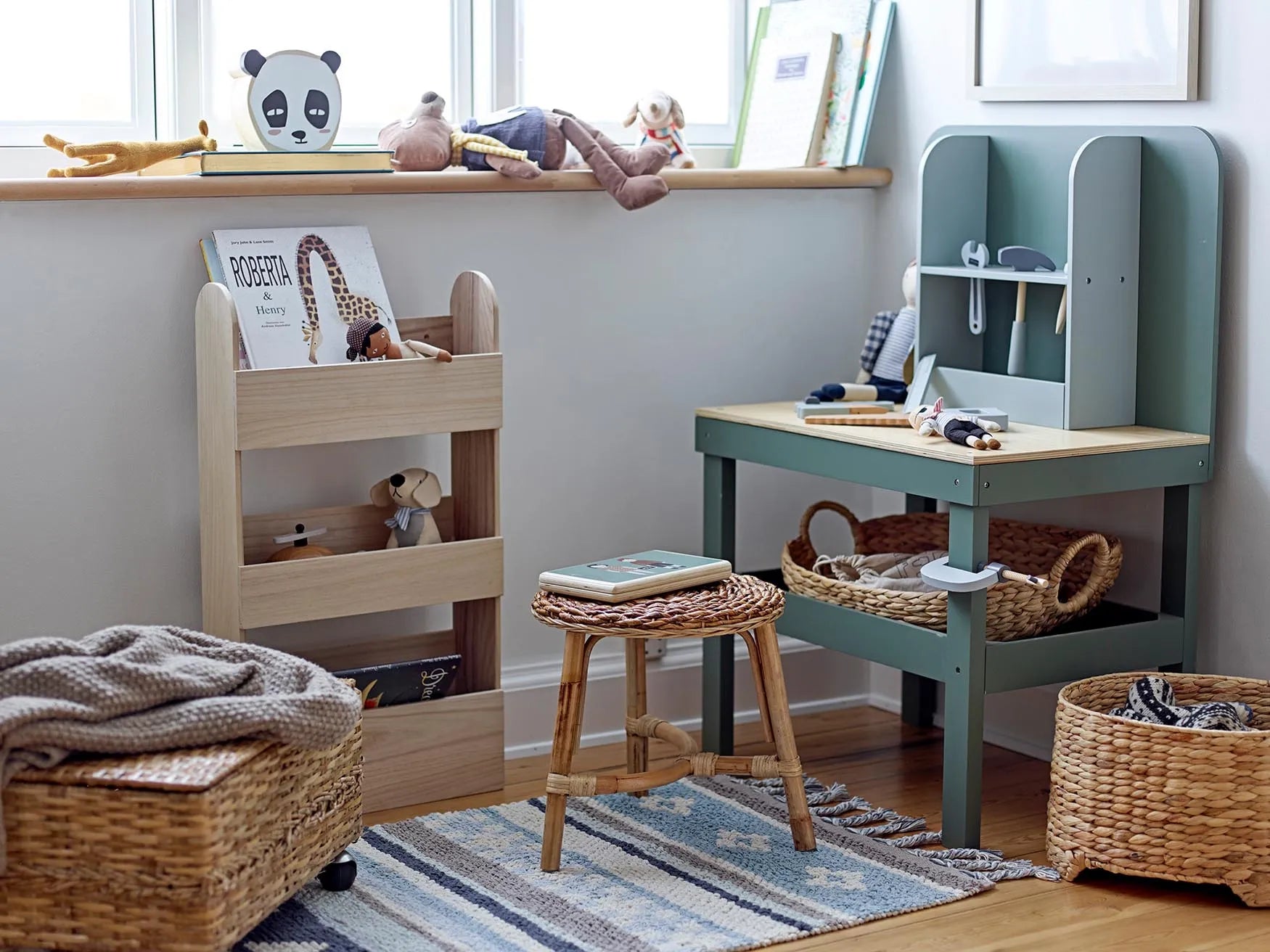 Moris Regal aus Paulownia-Holz, perfekt für Kinderzimmer-Deko.