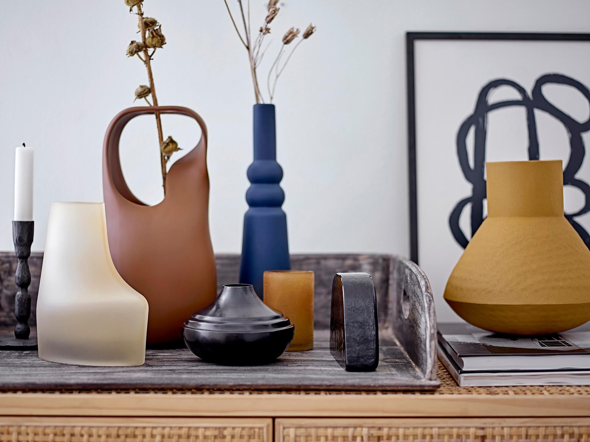 Nicita Vase, Braun, Steingut in Brown präsentiert im Onlineshop von KAQTU Design AG. Vase ist von Bloomingville