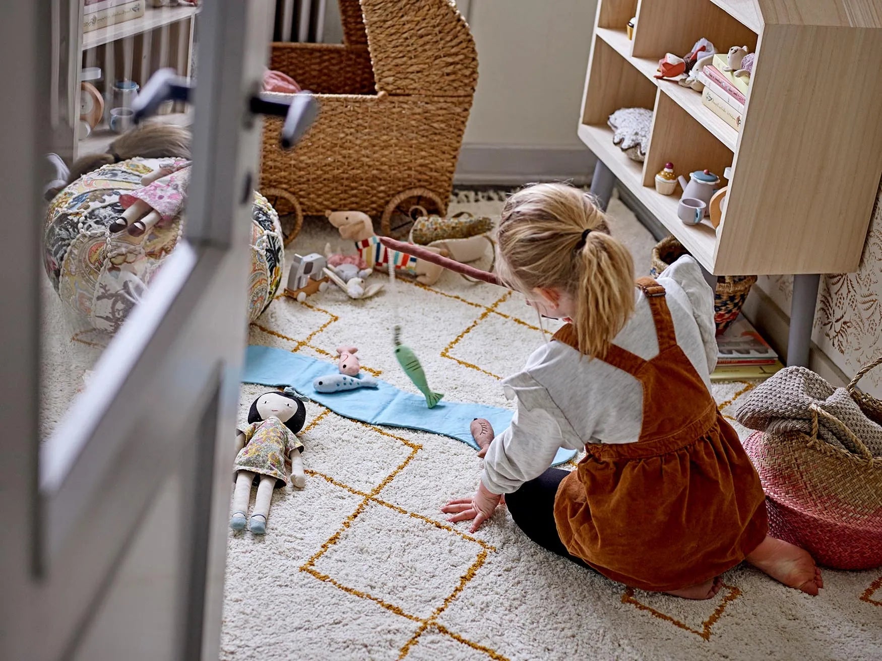 Der gelbe Huso Teppich von Bloomingville bringt mit geometrischen Mustern und weicher Baumwolle frischen Stil in Ihr Zuhause.