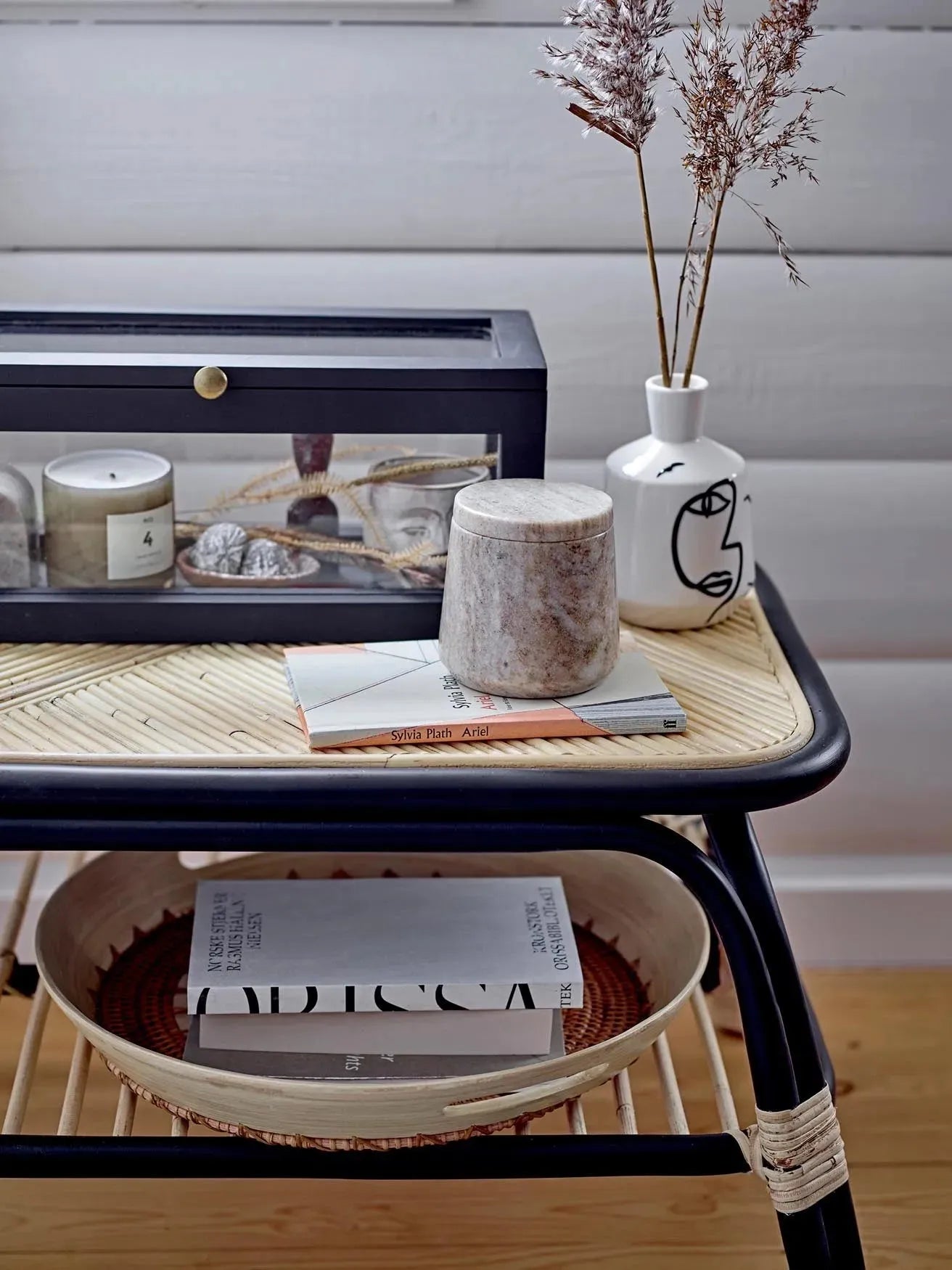 Das Lany Tray von Bloomingville: Elegante Tabletts aus Bambus und Rattan, vereinen Funktionalität und Stil, ideal für Snacks und Deko.