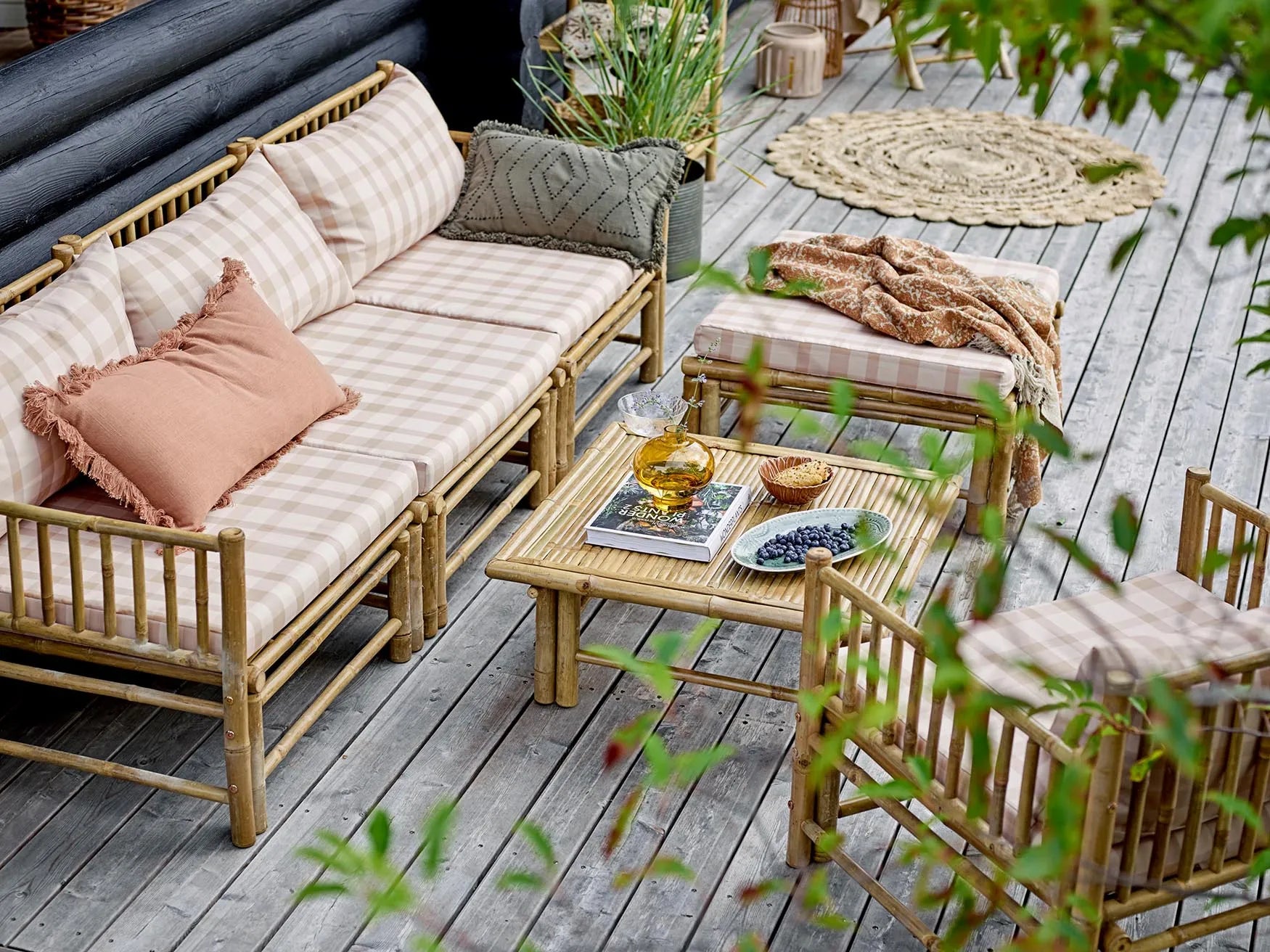 Modulares Bambus-Sofa mit skandinavischem Design, flexibel kombinierbar für Terrasse oder Garten.