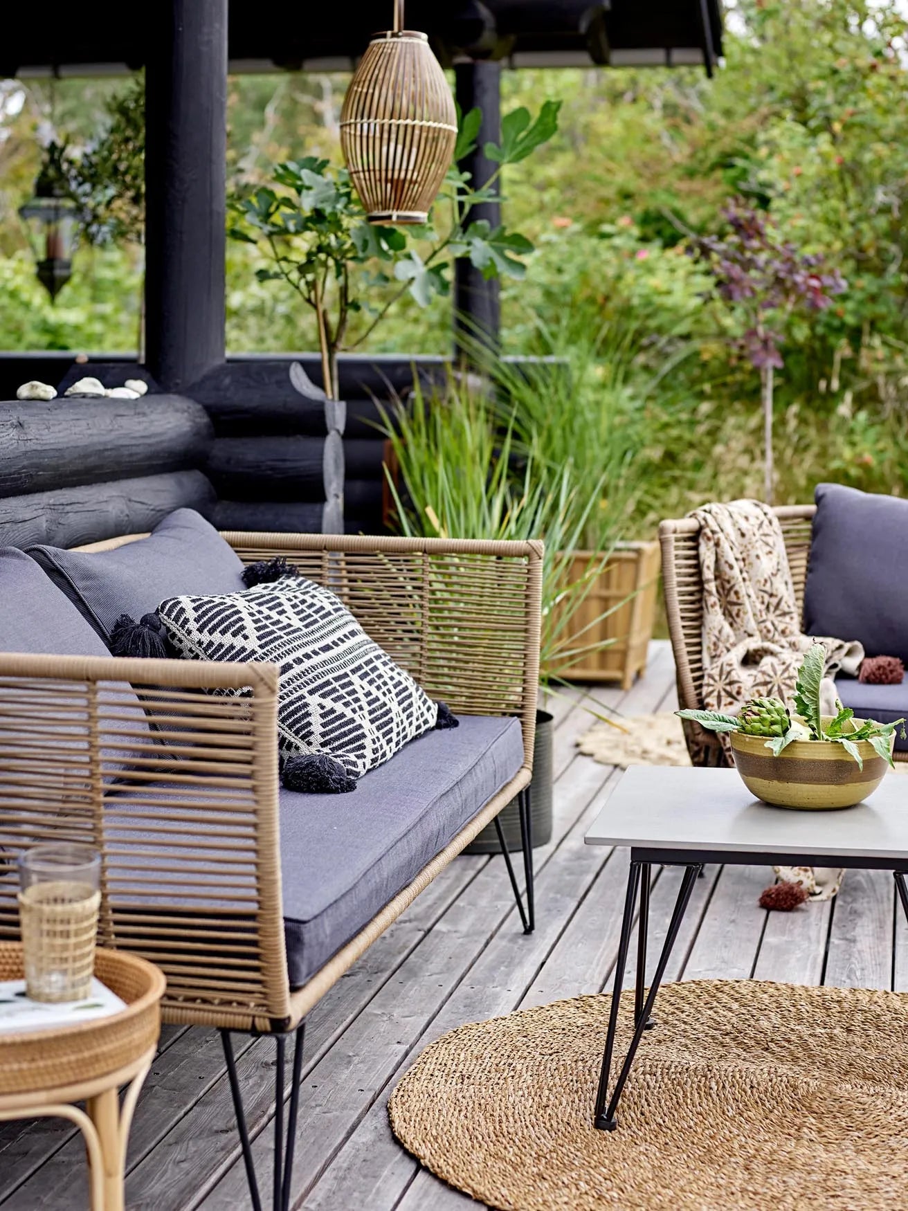 Der Mundo Couchtisch von Bloomingville: Stilvoller Beton trifft auf moderne Metallfüße für Ihre Outdoor-Oase.