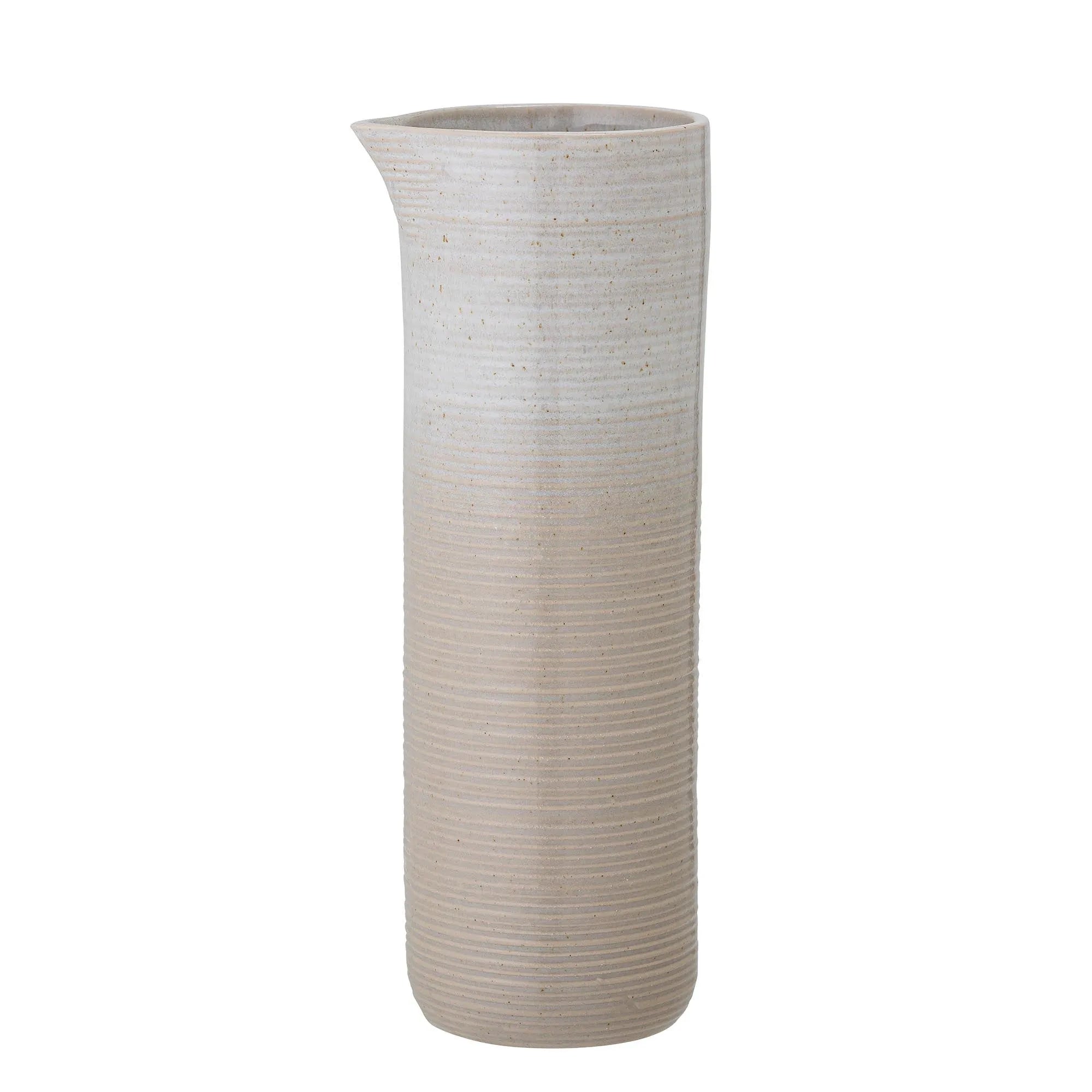 Elegante Taupe Kanne aus Steingut von Bloomingville: robust, modern, vielseitig als Vase oder Krug, skandinavischer Stil, Unikat.