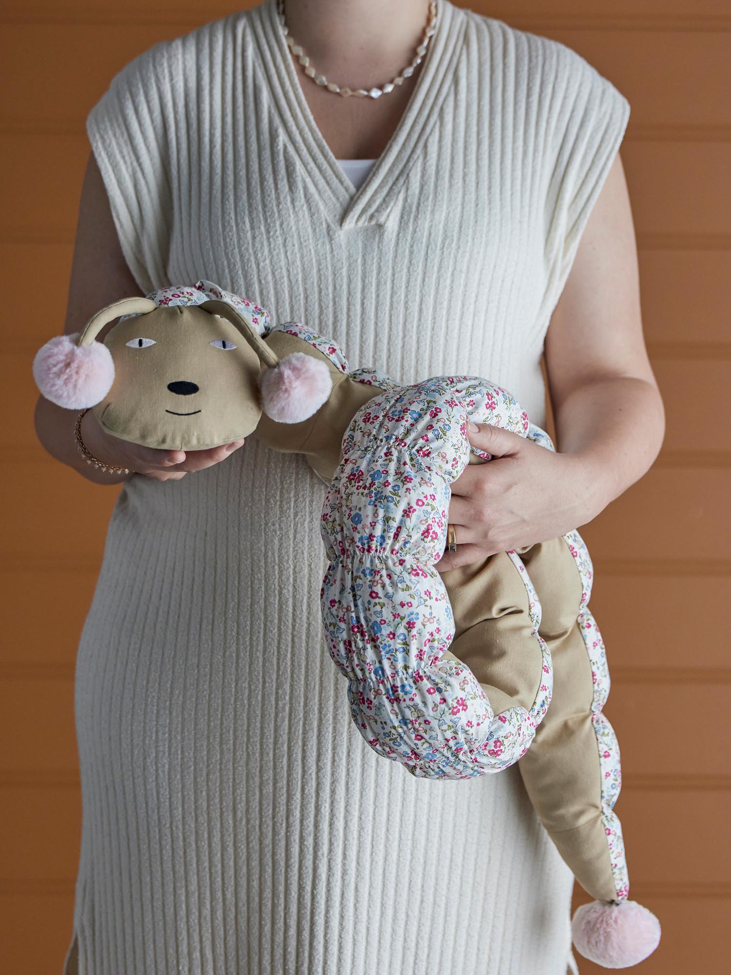 Sofi Soft Toy, Rose, Cotton in Rose präsentiert im Onlineshop von KAQTU Design AG. Plüschtier Kids ist von Bloomingville