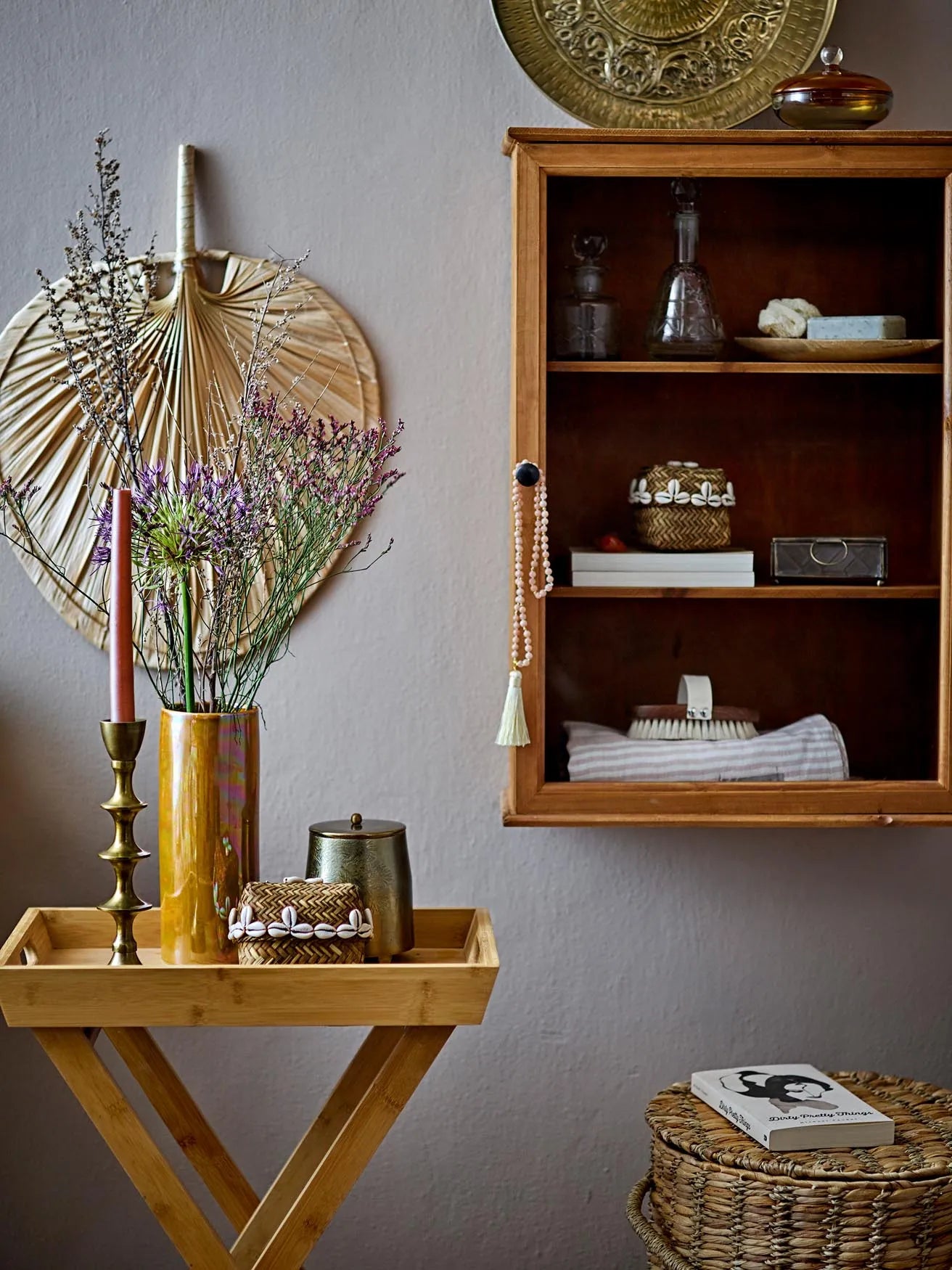 Elegantes Glasgefäß mit gelbem Deckel, ideal für stilvolle Aufbewahrung und Dekoration in jedem Raum.