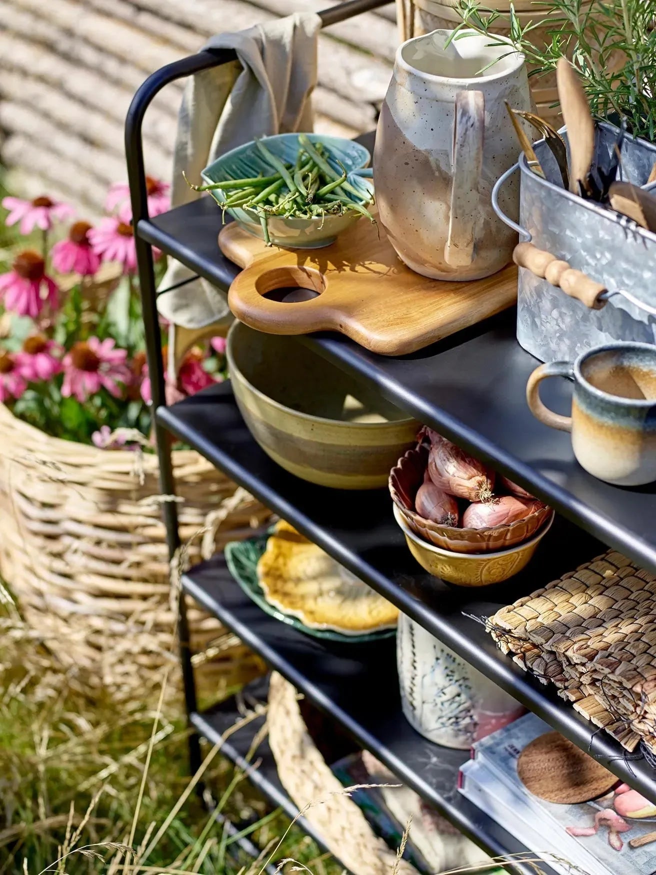 Elegante Solange Schale aus Natursteingut, handgefertigt mit einzigartigem Streifenmuster, ideal für Salate und Dekor.