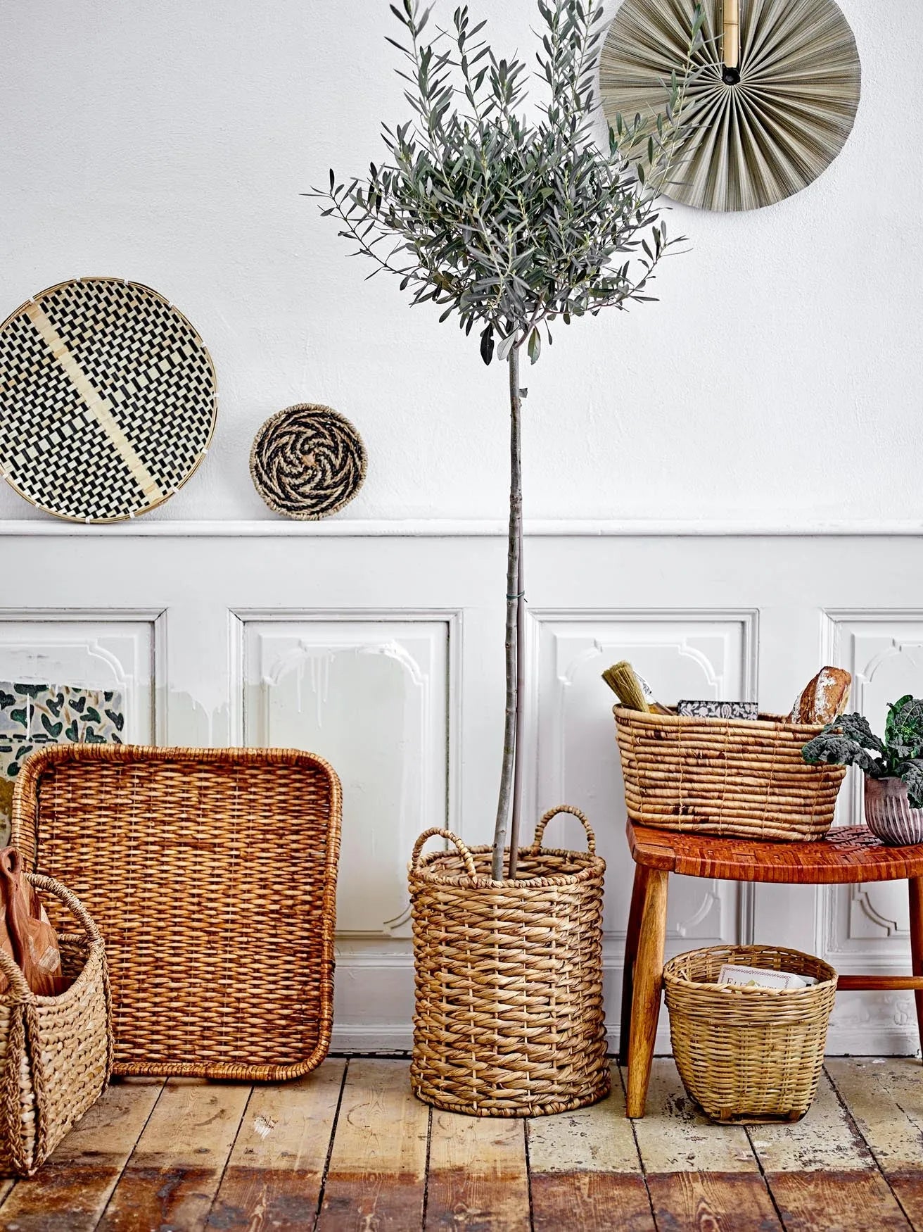 Elegantes Rattan-Tablett in Braun von Bloomingville für stilvolle Akzente.