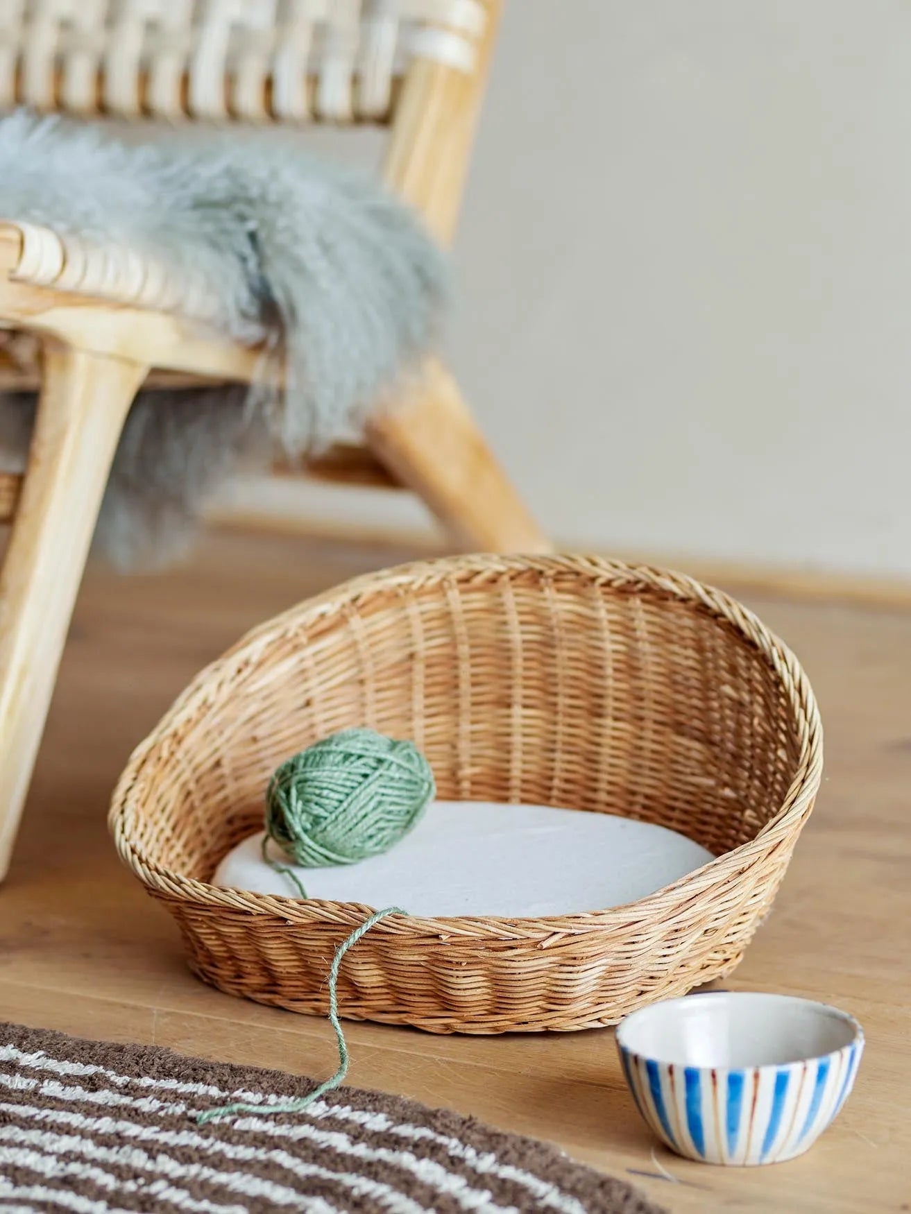 Eleganter Rattan-Katzenkorb von Bloomingville für stilvolle Ruhepausen.