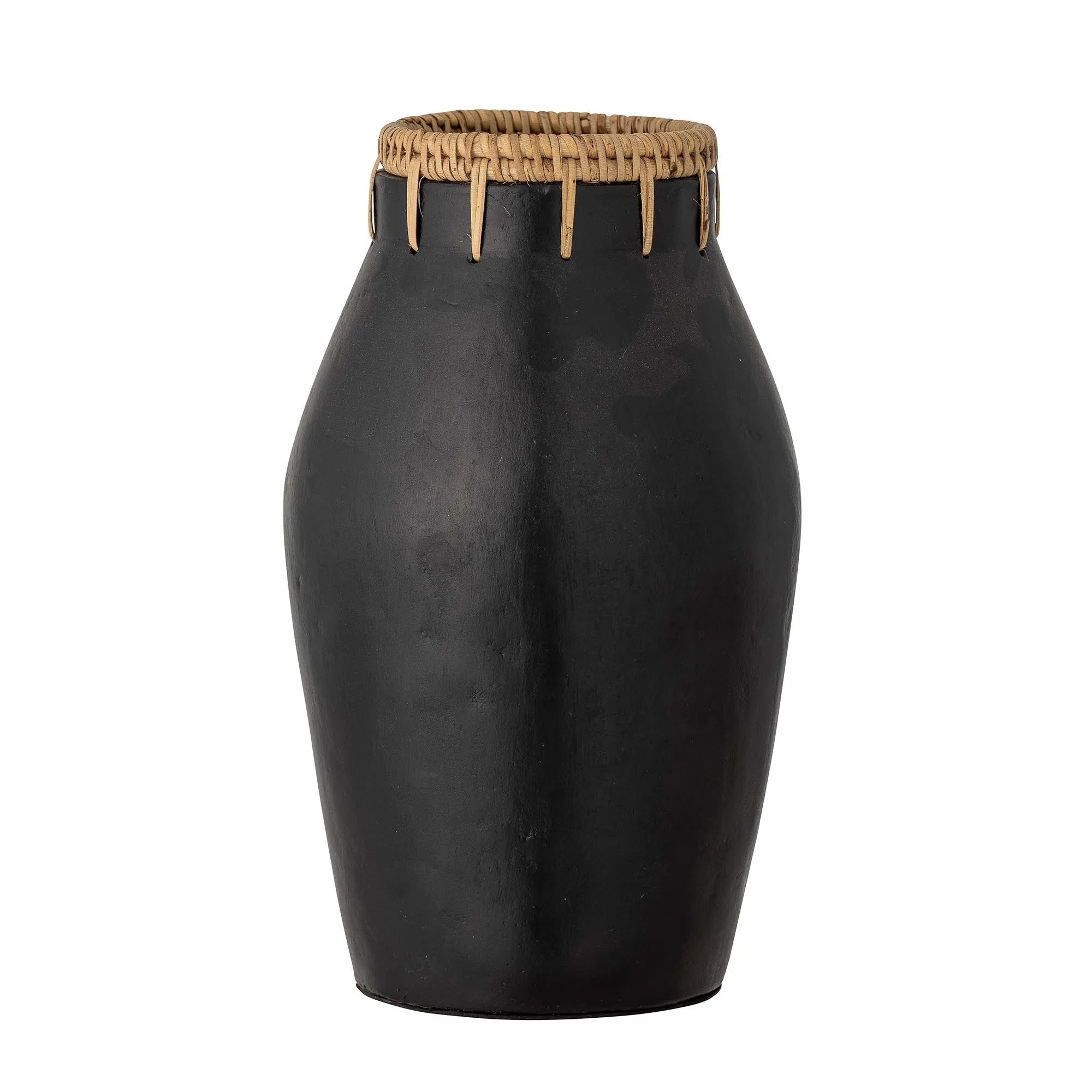 Die Dixon Deko-Vase von Bloomingville aus schwarzer Terrakotta mit Rattan-Detail verleiht jedem Raum Eleganz und natürliche Textur.