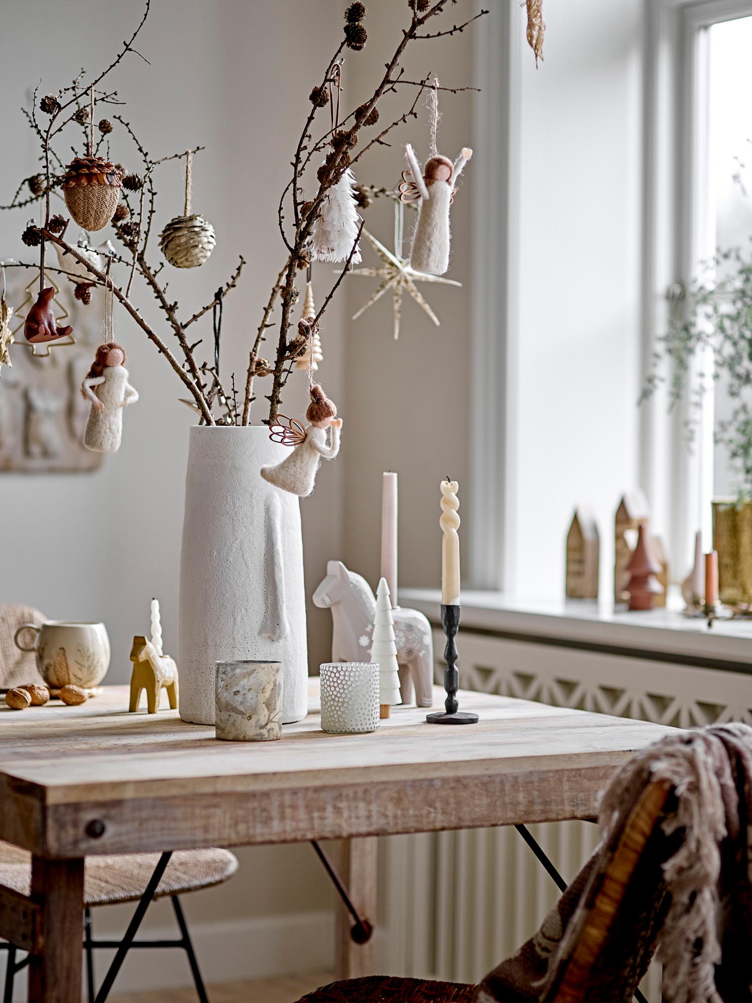 Siffer Kerzenständer, Weiá, Polyresin in White präsentiert im Onlineshop von KAQTU Design AG. Kerzenständer ist von Bloomingville