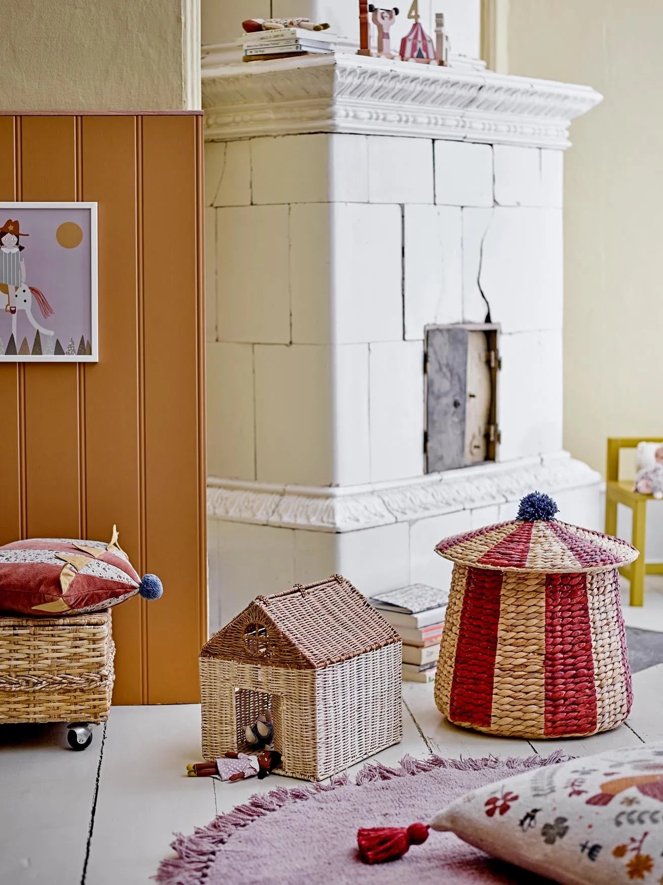 Stilvoller roter Korb aus Wasserhyazinthe für Kinderzimmer.