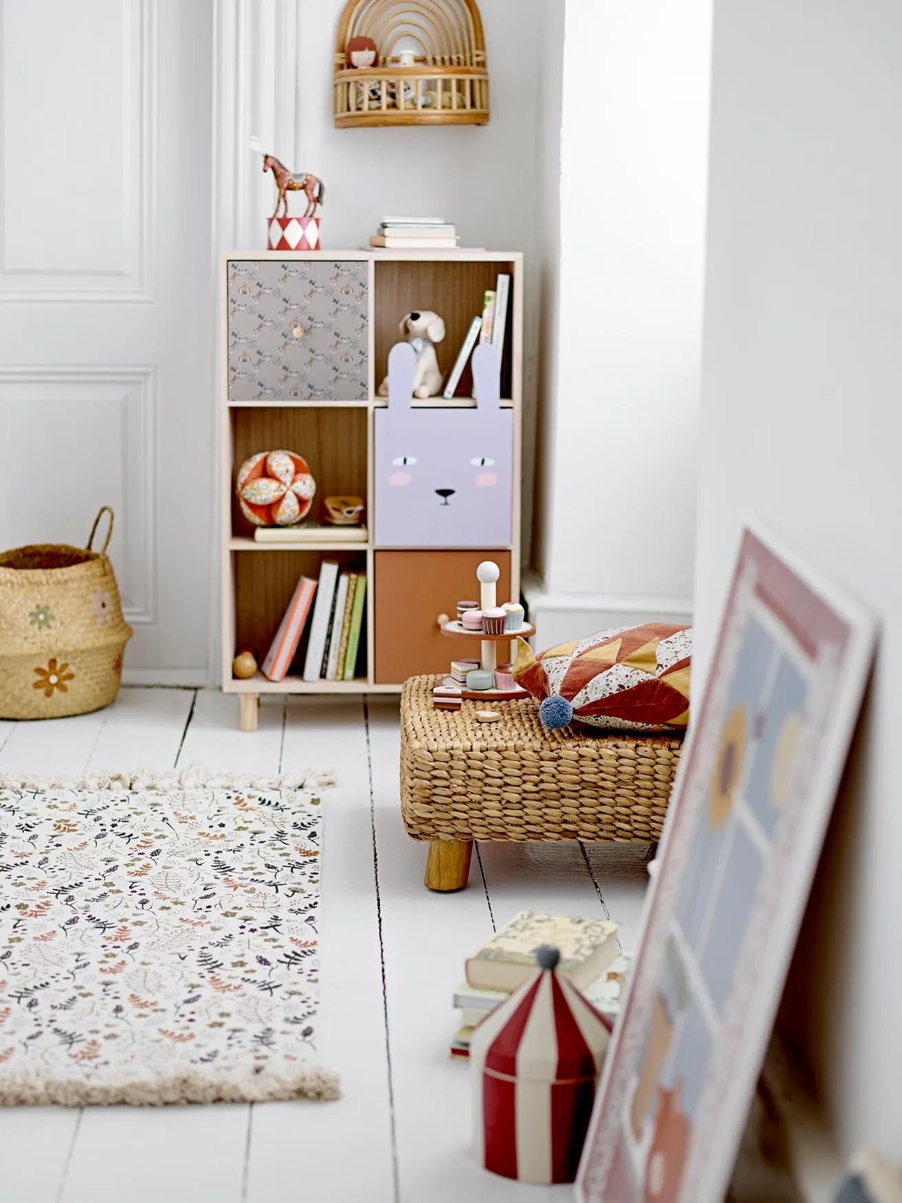 Calle Bücherregal: Stilvolles Paulownia-Design für Kinderzimmer.