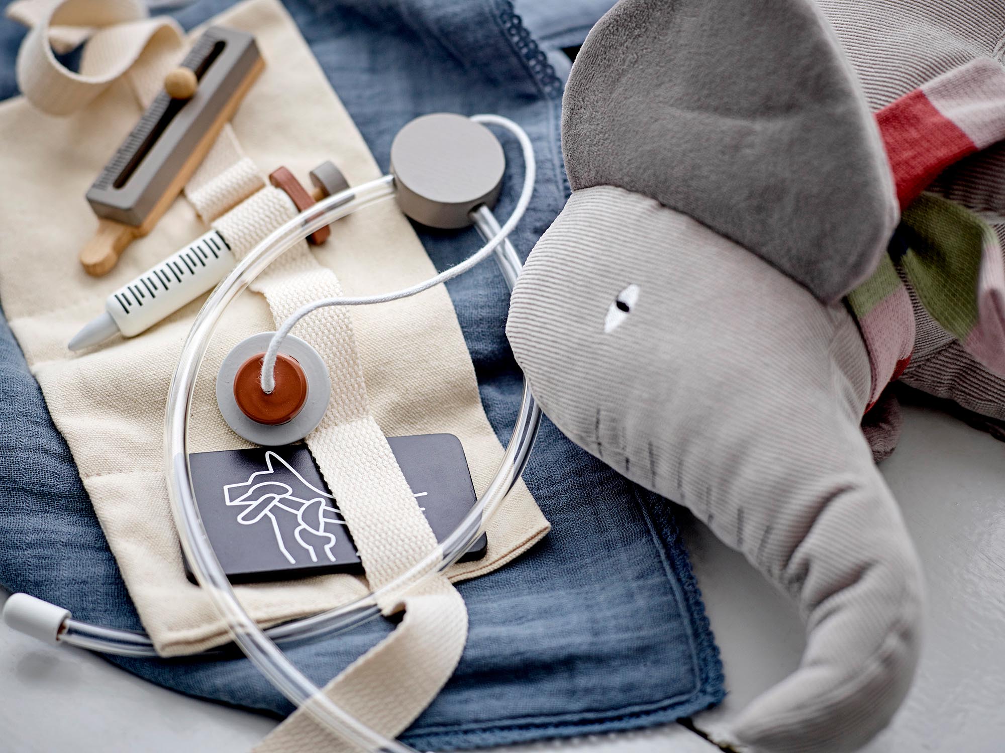 Ferdinand Soft Toy, Grau, Baumwolle in Grey präsentiert im Onlineshop von KAQTU Design AG. Plüschtier Kids ist von Bloomingville