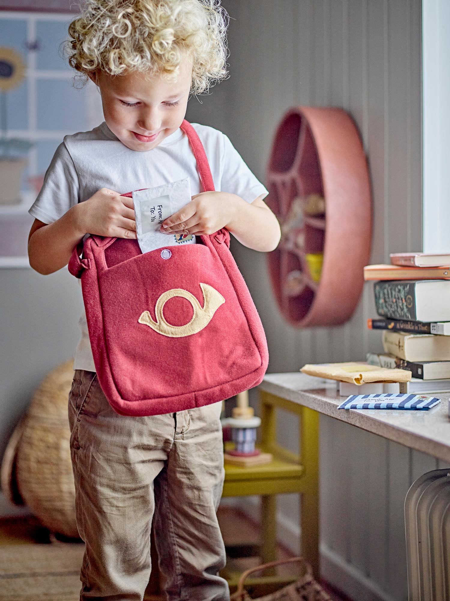 Louie Spielset, Postbote, Rot, Polyester in Red präsentiert im Onlineshop von KAQTU Design AG. Spiele Kids ist von Bloomingville