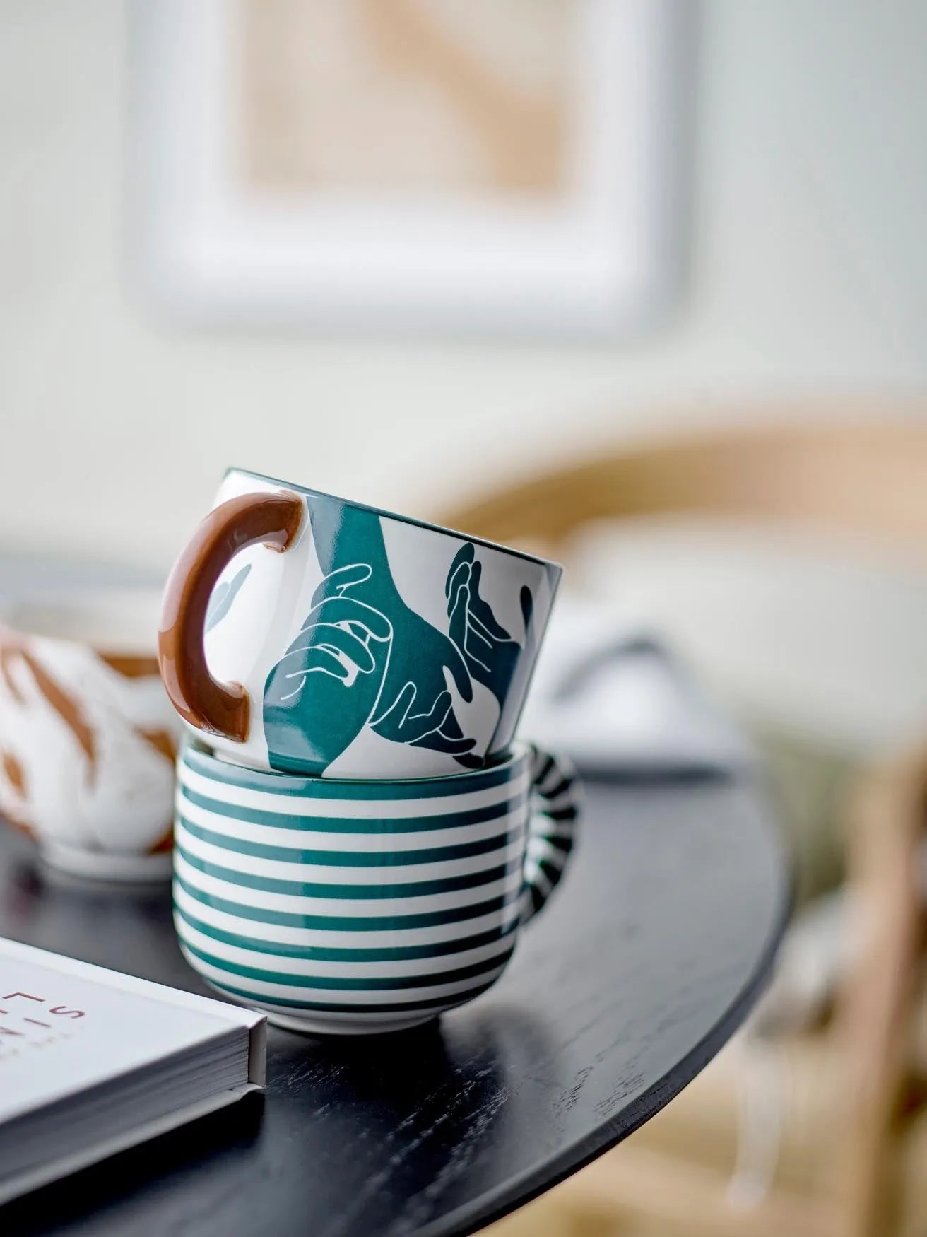 Elegante grüne Steingut-Tasse Carim von Bloomingville entdecken.