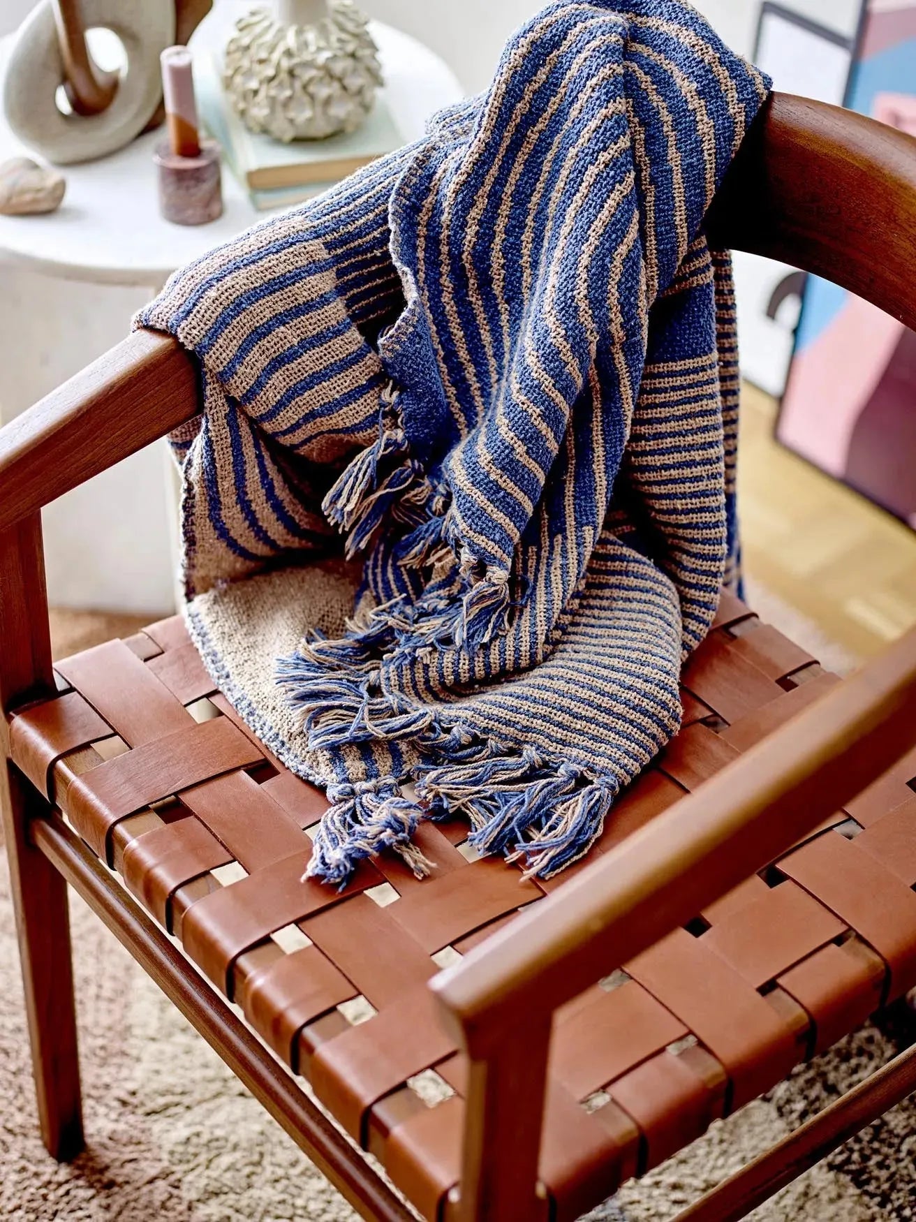 Die Tiffanie Decke von Bloomingville: stilvoll, nachhaltig, aus recycelter Baumwolle, in Blau-Beige mit Fransen, maschinenwaschbar.