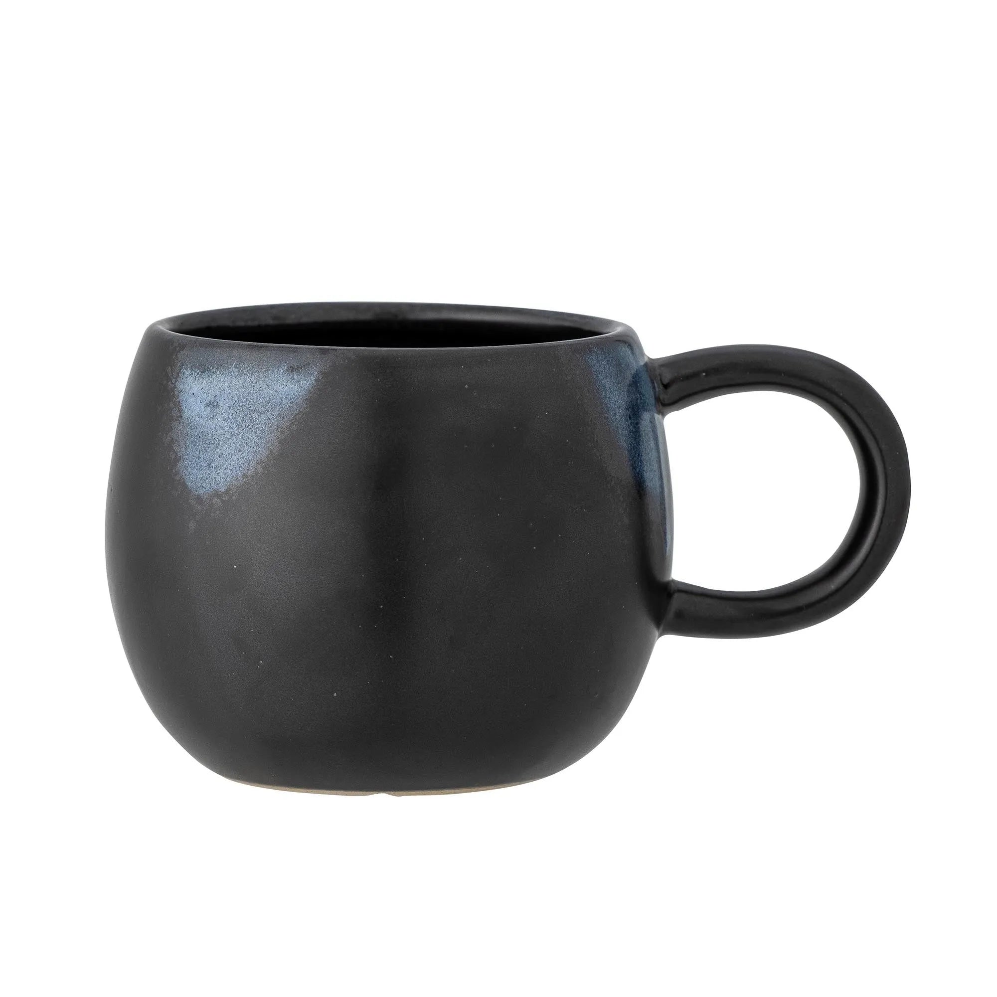 Elegante Elia Becher aus blauem Steingut von Bloomingville: Stilvoll, robust, spülmaschinenfest, ideal für Kaffee und Tee.