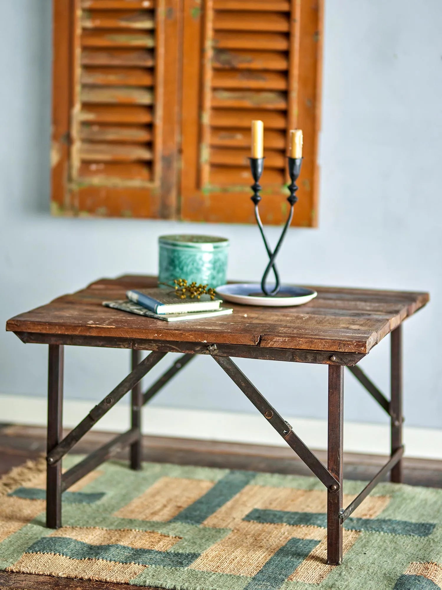 Einzigartiger Couchtisch aus recyceltem Holz mit klappbaren Beinen und industriellem Charme.