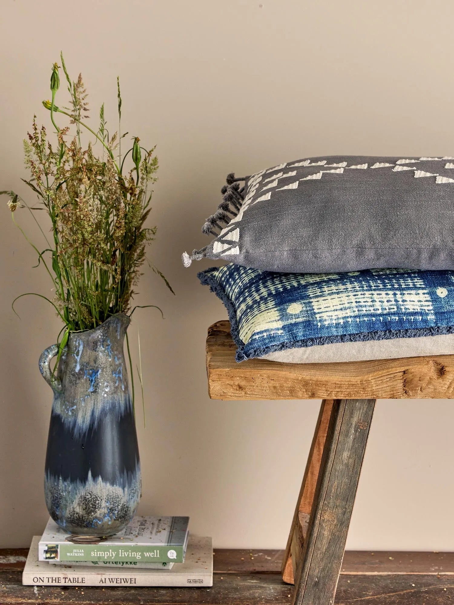 Fillippa Kissen, Blau, Baumwolle in Blue präsentiert im Onlineshop von KAQTU Design AG. Kissen ist von Bloomingville