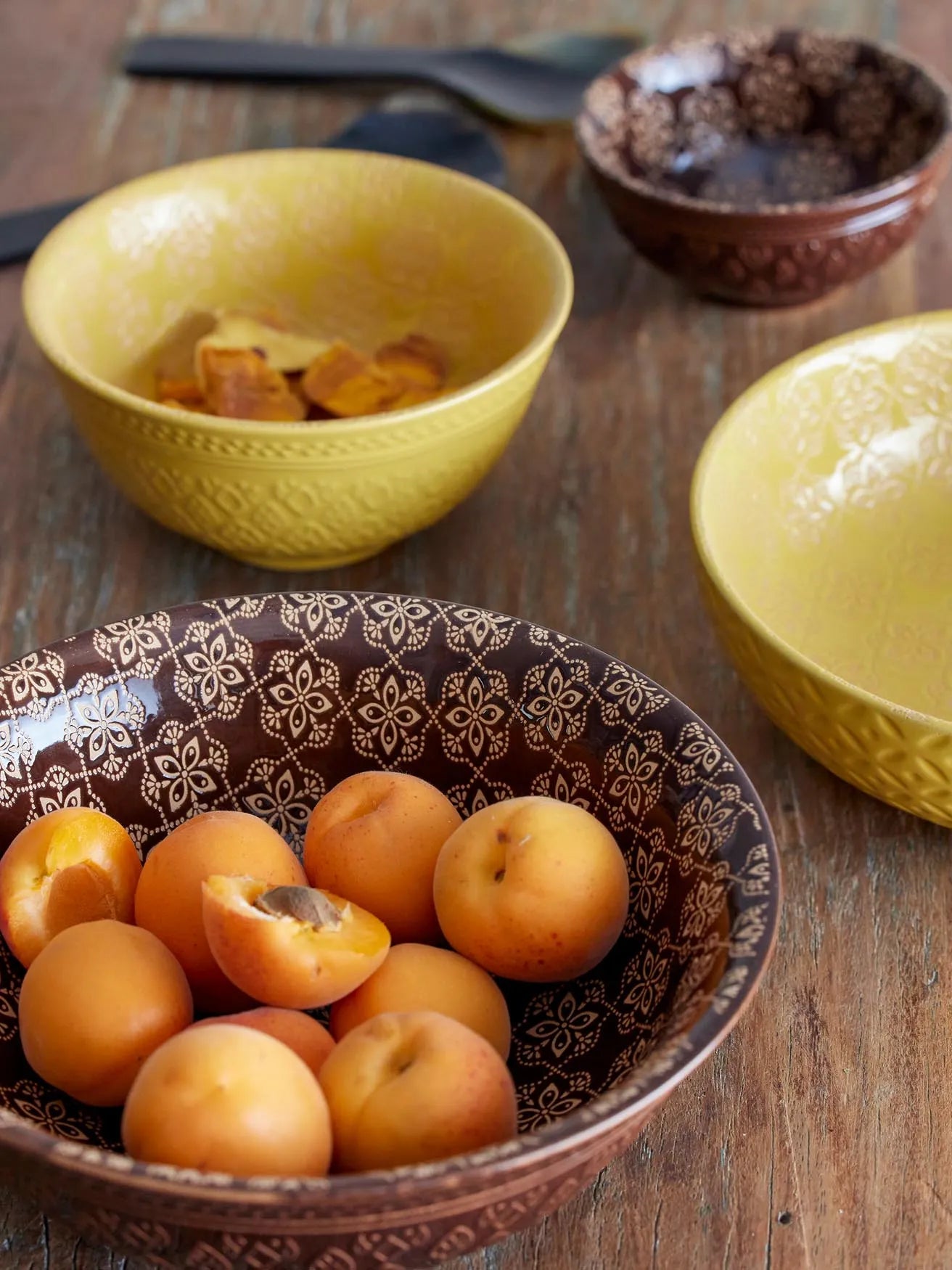 Rustikale Marsala Schale aus Steingut, perfekt für stilvolle Tafeln.