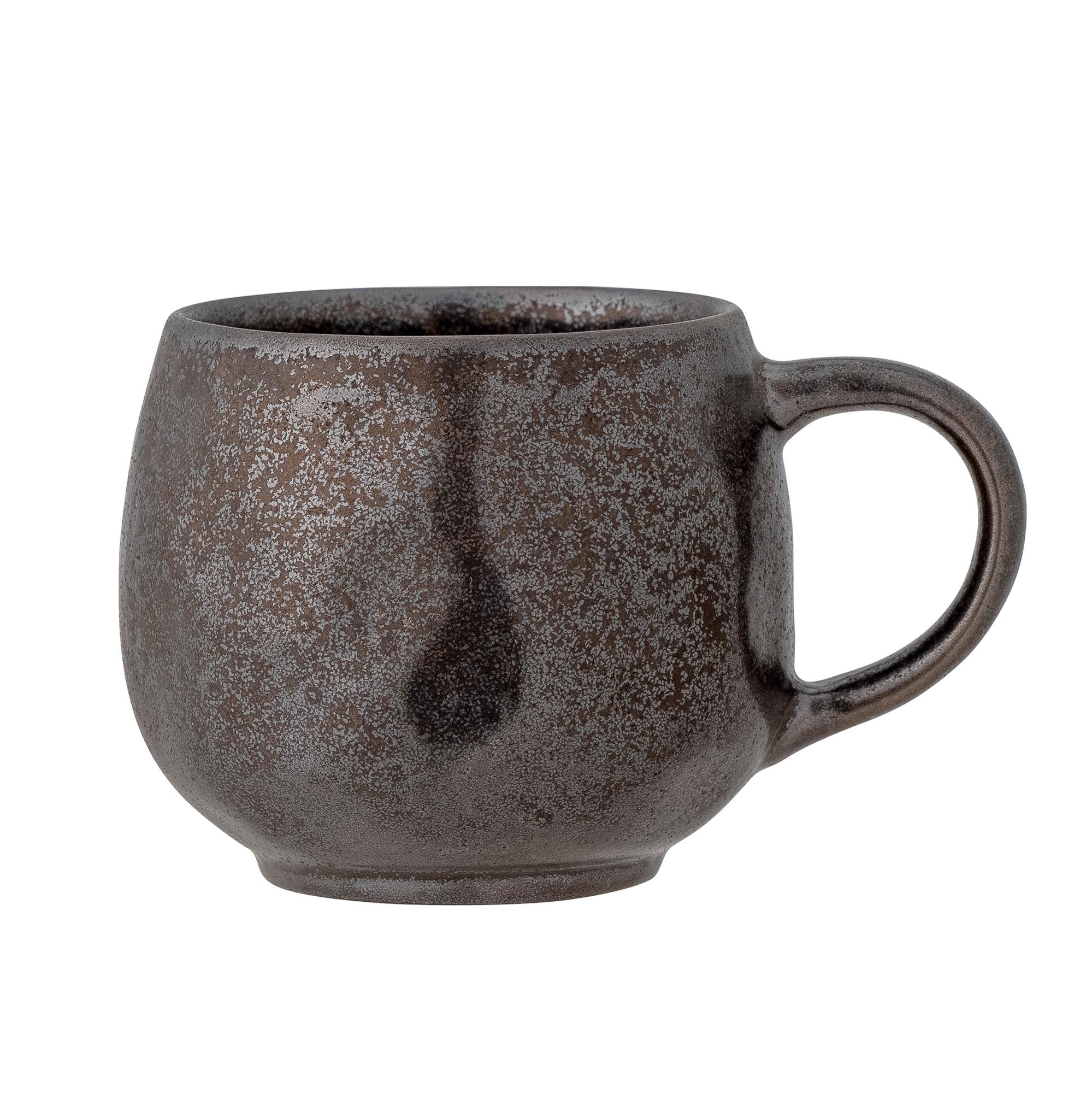 Linne Tasse, Messing, Steingut in Bronze präsentiert im Onlineshop von KAQTU Design AG. Tasse ist von Bloomingville