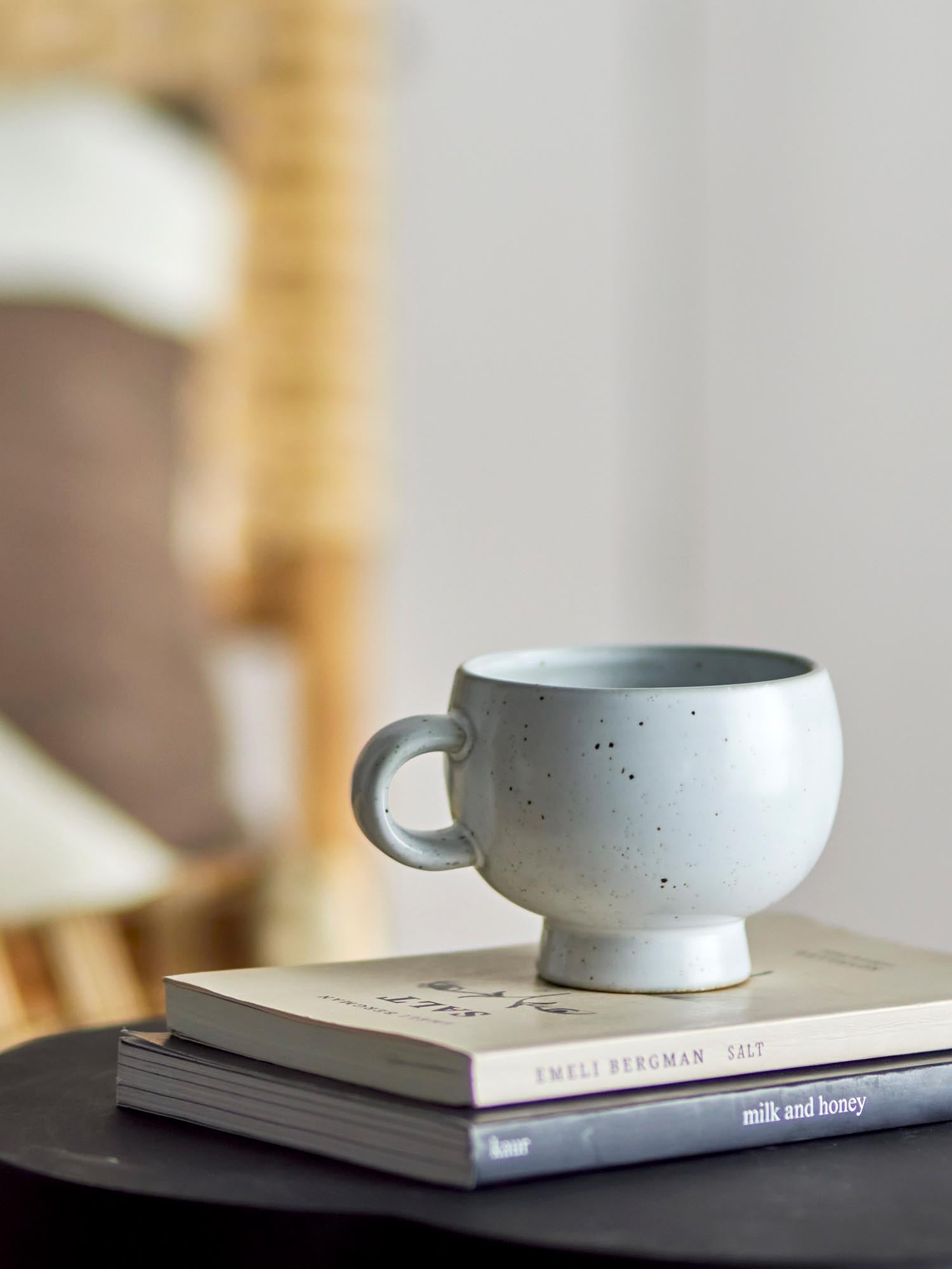 Emilo Tasse, Weiá, Steingut in White präsentiert im Onlineshop von KAQTU Design AG. Tasse ist von Bloomingville