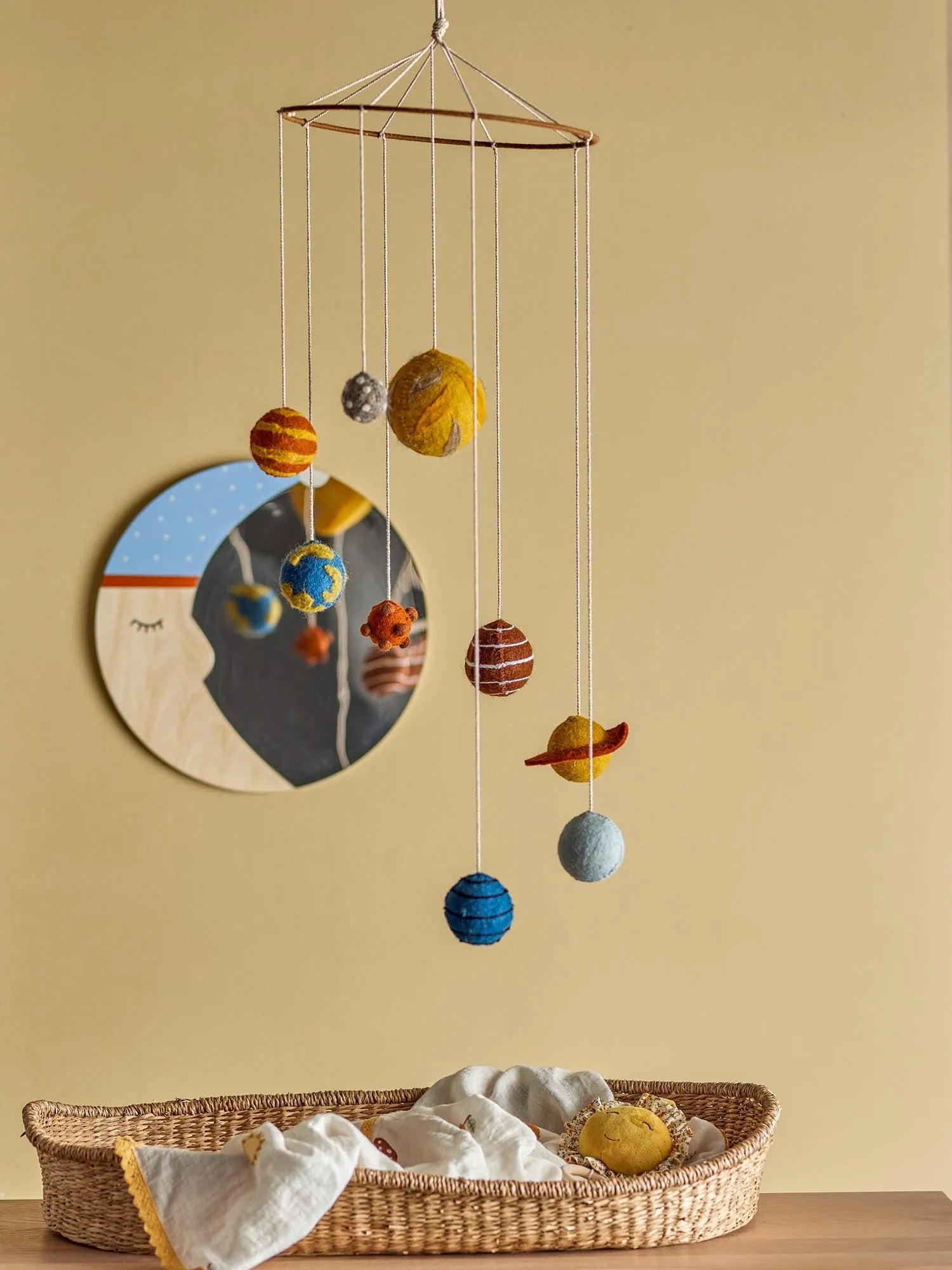 Space Mobile, Gelb, Wolle in Gelb präsentiert im Onlineshop von KAQTU Design AG. Kunstgegenstände ist von Bloomingville Mini