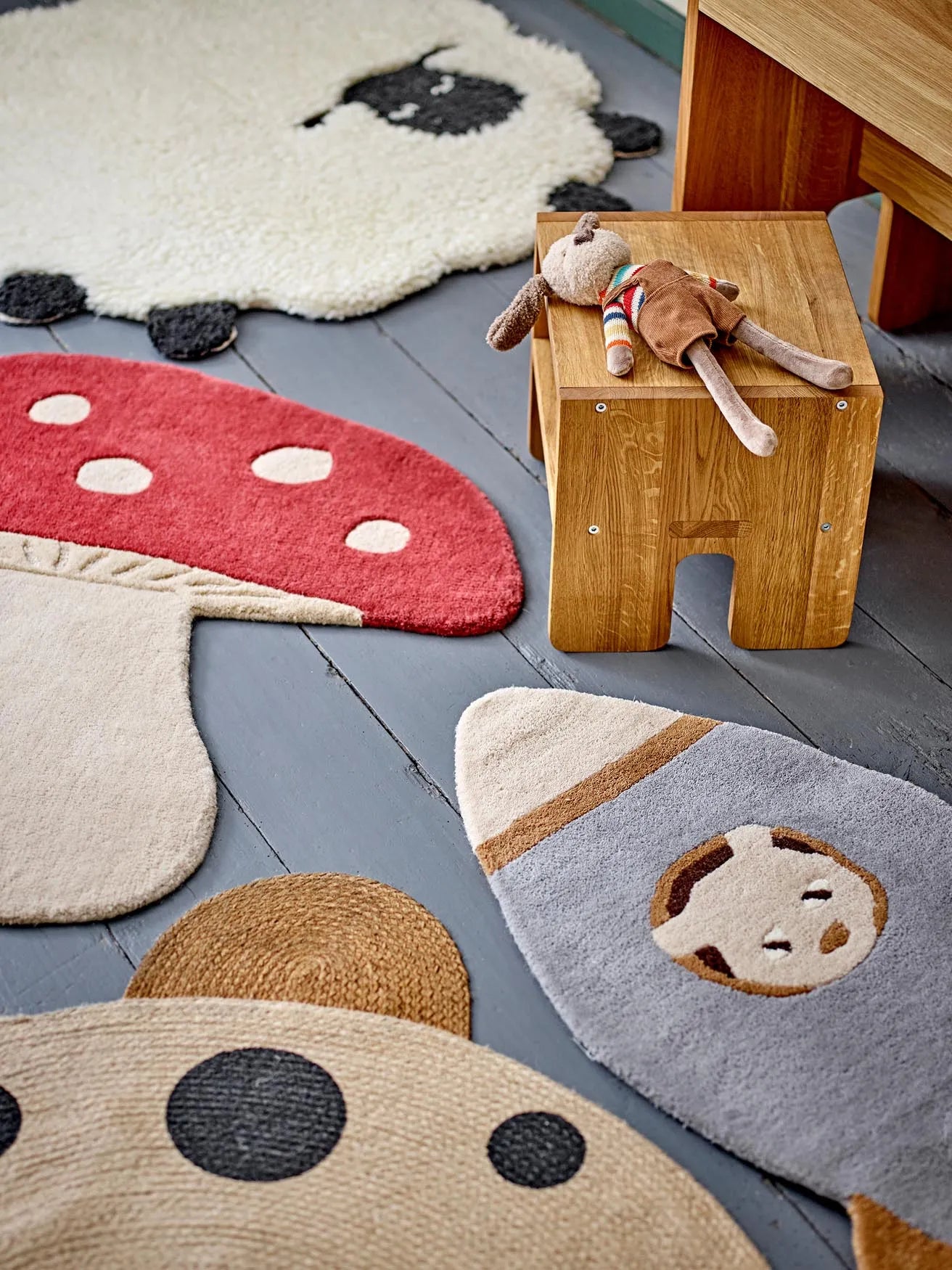 Roter Pilz-Wollteppich von Bloomingville Mini für Kinderzimmer.