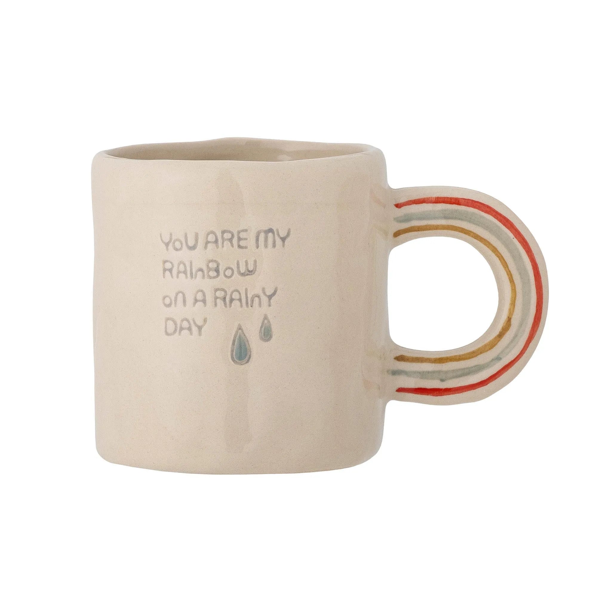 Die Cloudy Tasse aus Steingut von Bloomingville MINI mit Regenbogen-Griff und inspirierendem Text bringt Freude und Wärme in den Alltag.