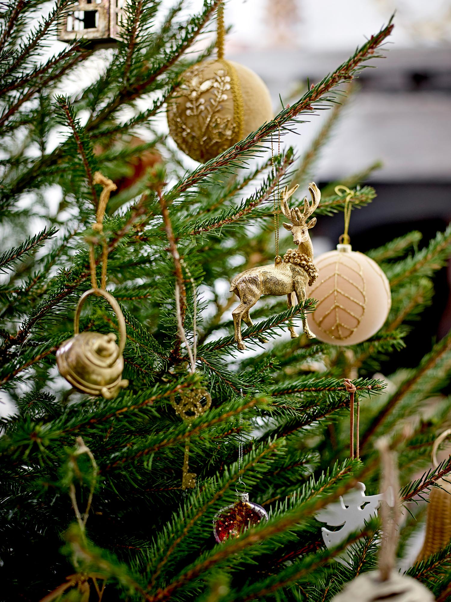 Kaley Ornament, Gold, Holz in Gold präsentiert im Onlineshop von KAQTU Design AG. Weihnachtszubehör ist von Bloomingville