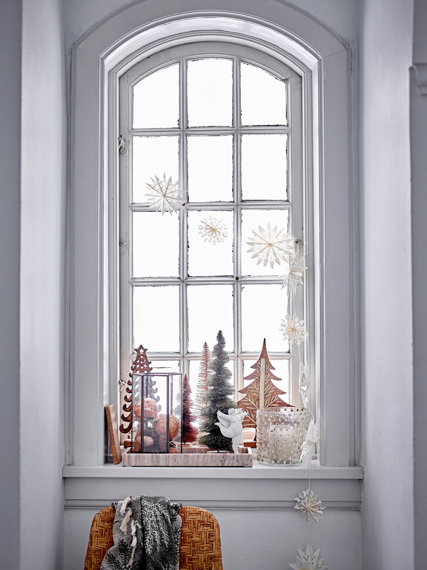 Hadassa Deko, Weiá, Polyresin in White präsentiert im Onlineshop von KAQTU Design AG. Weihnachtszubehör ist von Bloomingville