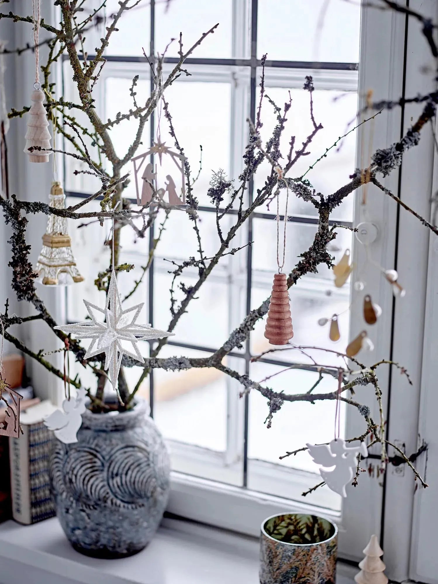 Lisia Ornament, Weiá, Steingut in White präsentiert im Onlineshop von KAQTU Design AG. Weihnachtszubehör ist von Bloomingville