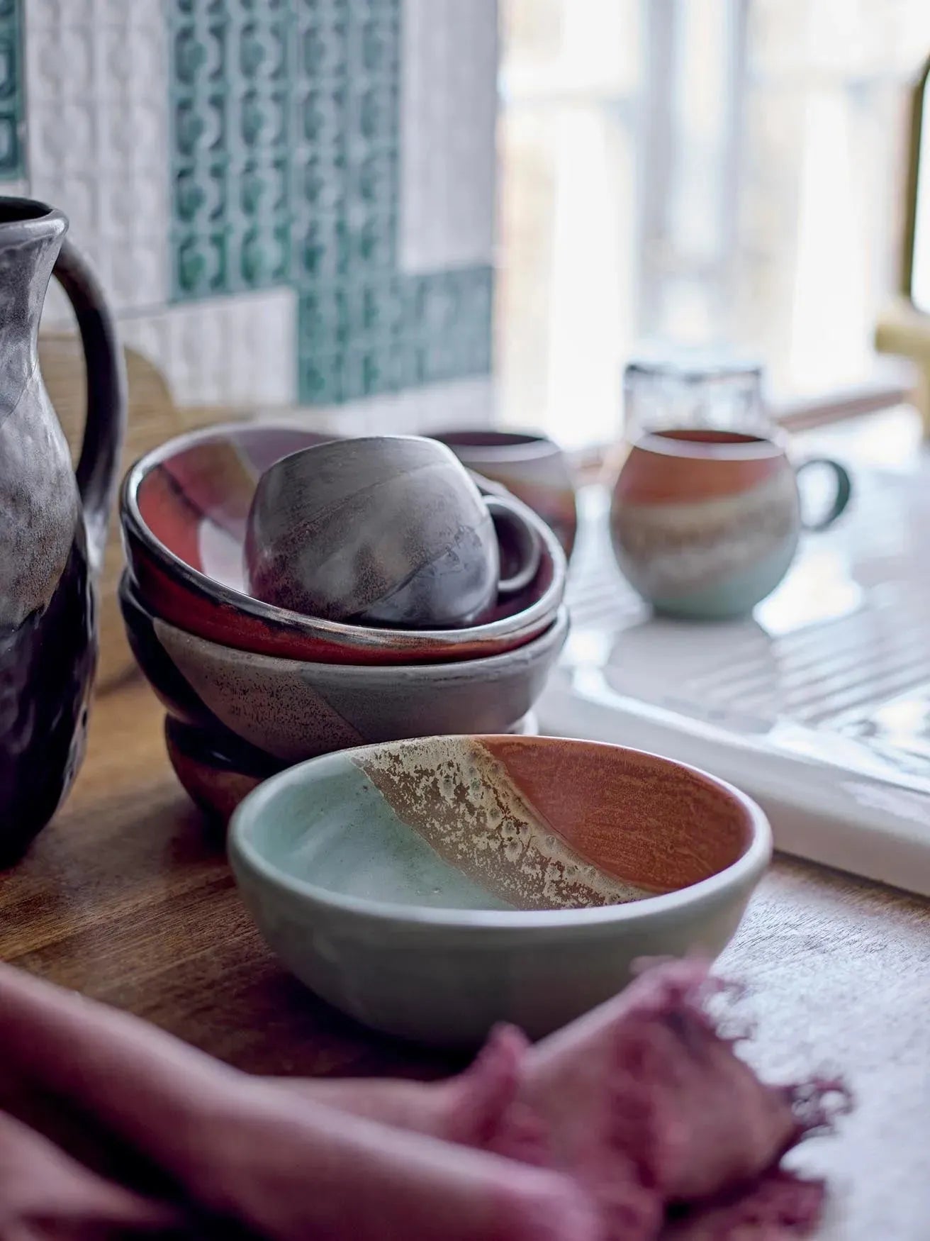 Paula Schale von Bloomingville: Violett, handgemalt, aus robustem Steingut. Ideal für Salate, Snacks, Desserts. Einzigartig und elegant.