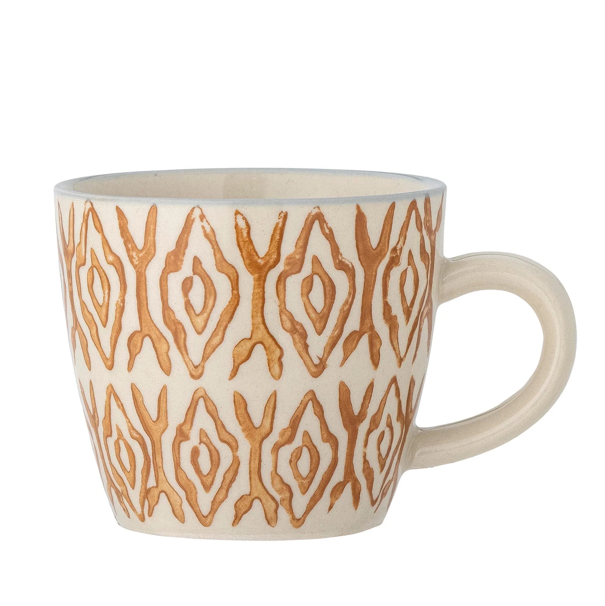 Die Maple Tasse in Orange aus Steingut bietet stilvolles Design, hervorragende Wärmeisolierung und ist spülmaschinenfest.