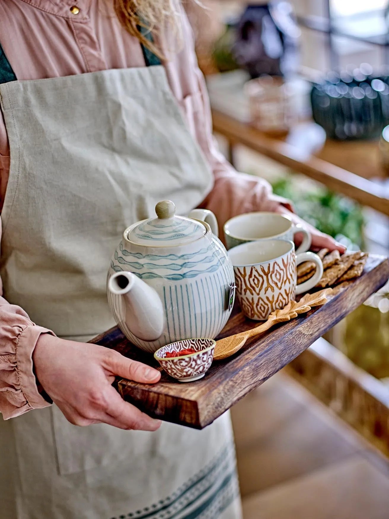 Die Maple Tasse in Orange aus Steingut bietet stilvolles Design, hervorragende Wärmeisolierung und ist spülmaschinenfest.