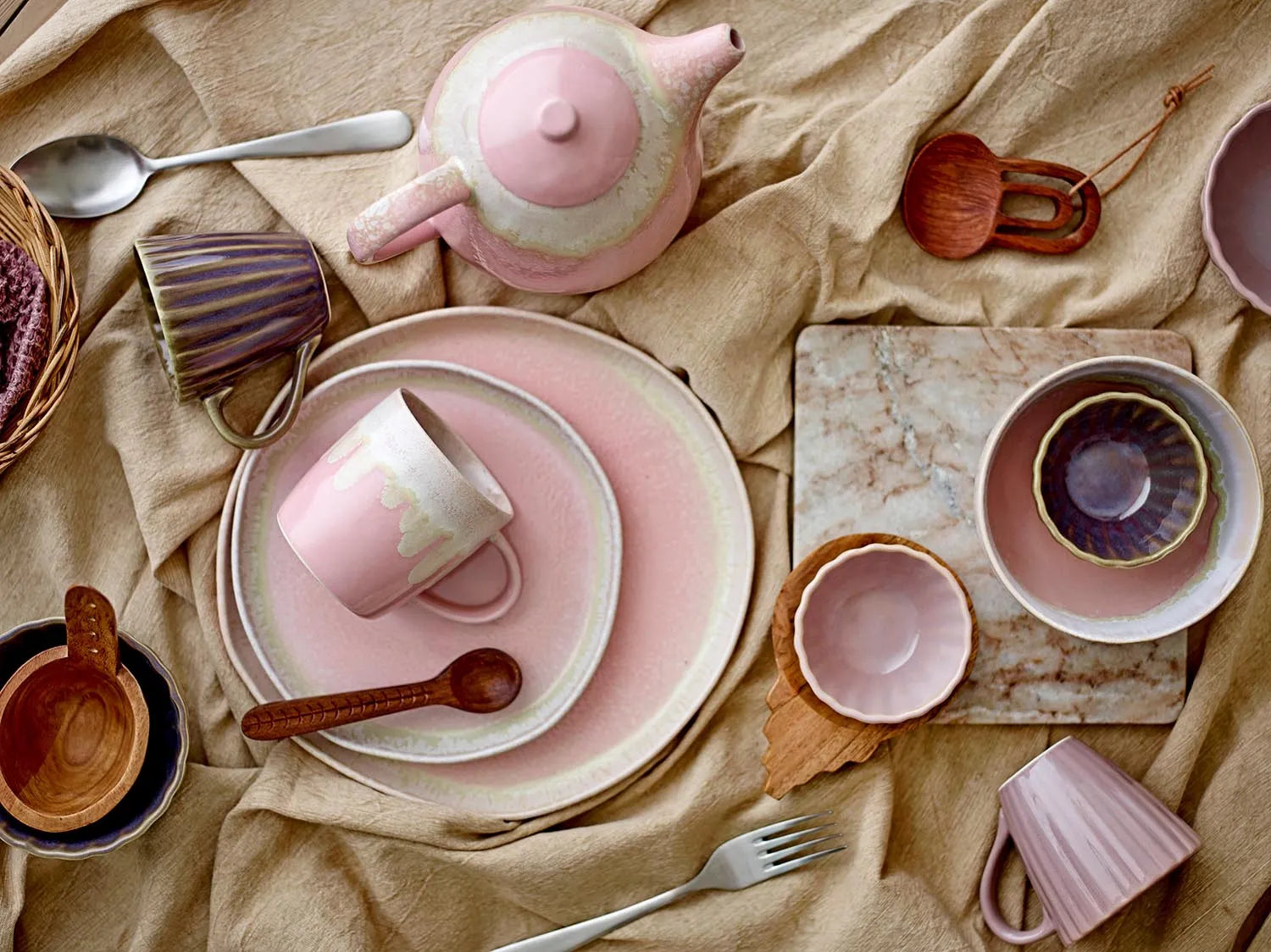 Die Louisa Tasse in zartem Rosa aus Steingut vereint Eleganz und Funktionalität für stilvolle Genussmomente.