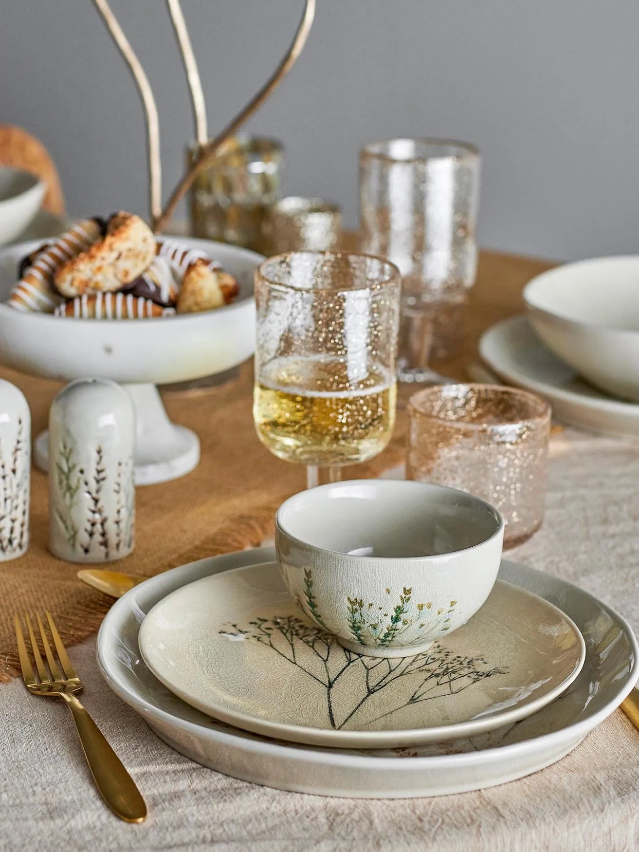 Elegantes Bea Geschirr-Set aus Steingut in Natur von Bloomingville.